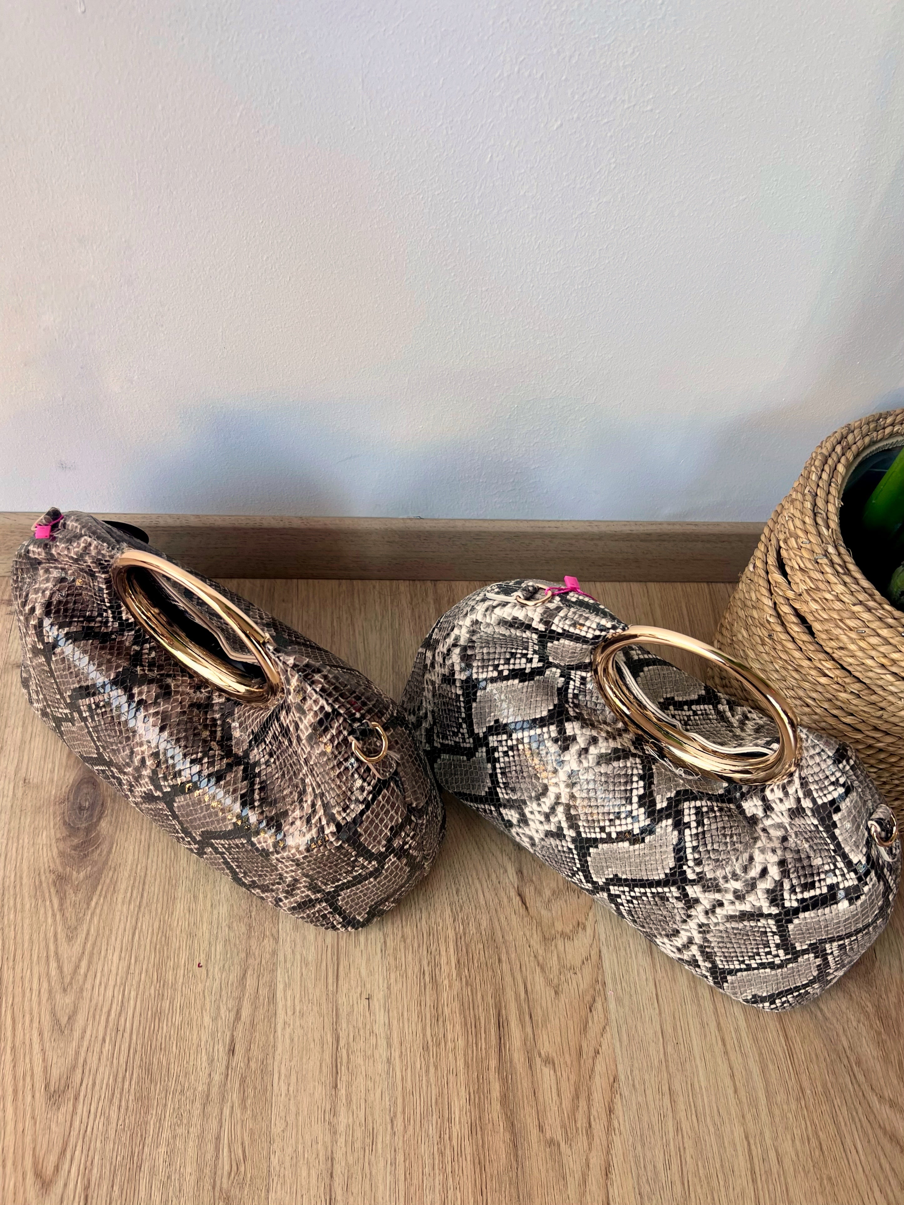 Pochette pitonata con manico rigido