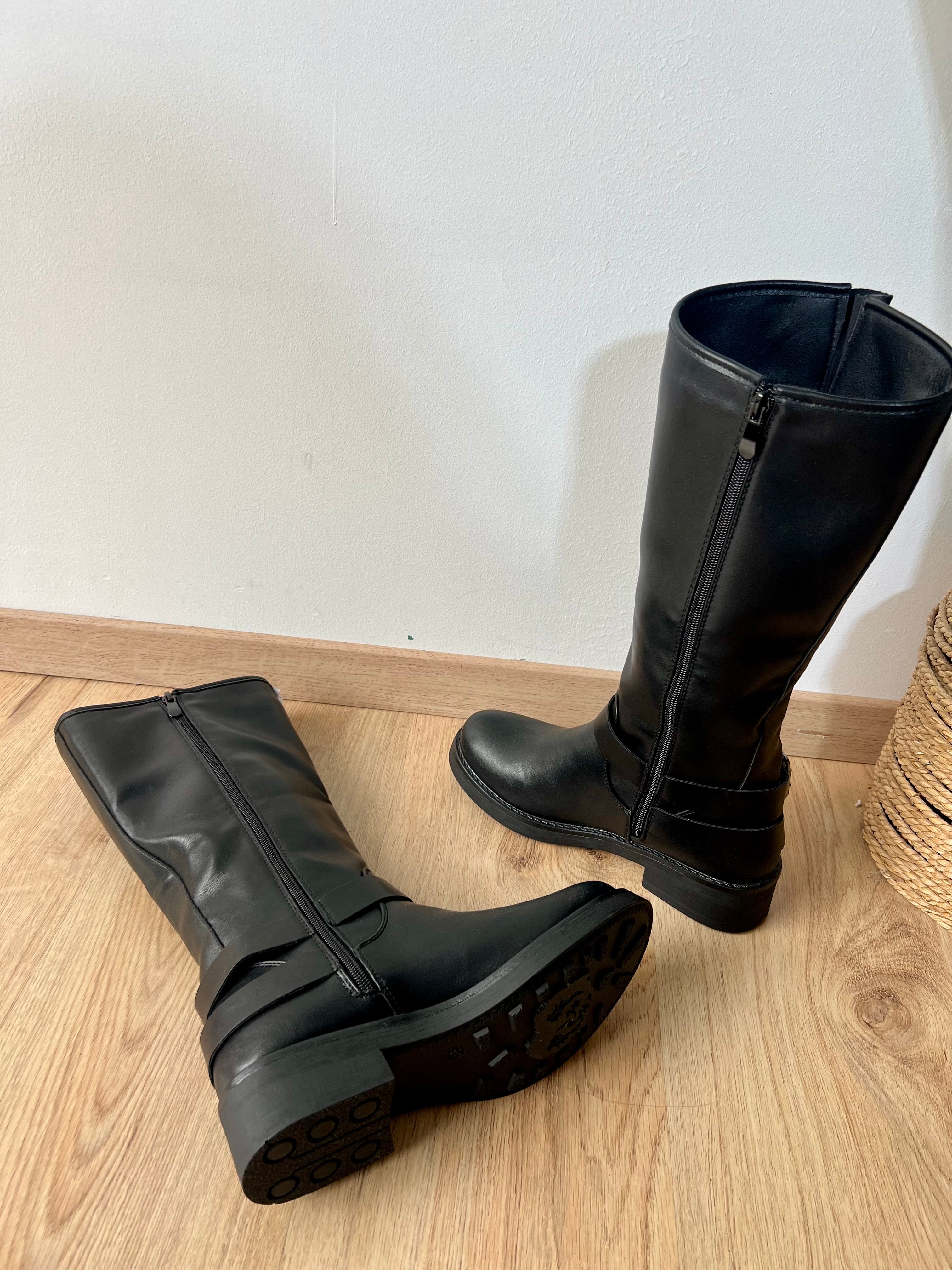 Stivale punta rotonda con fibbia laterale