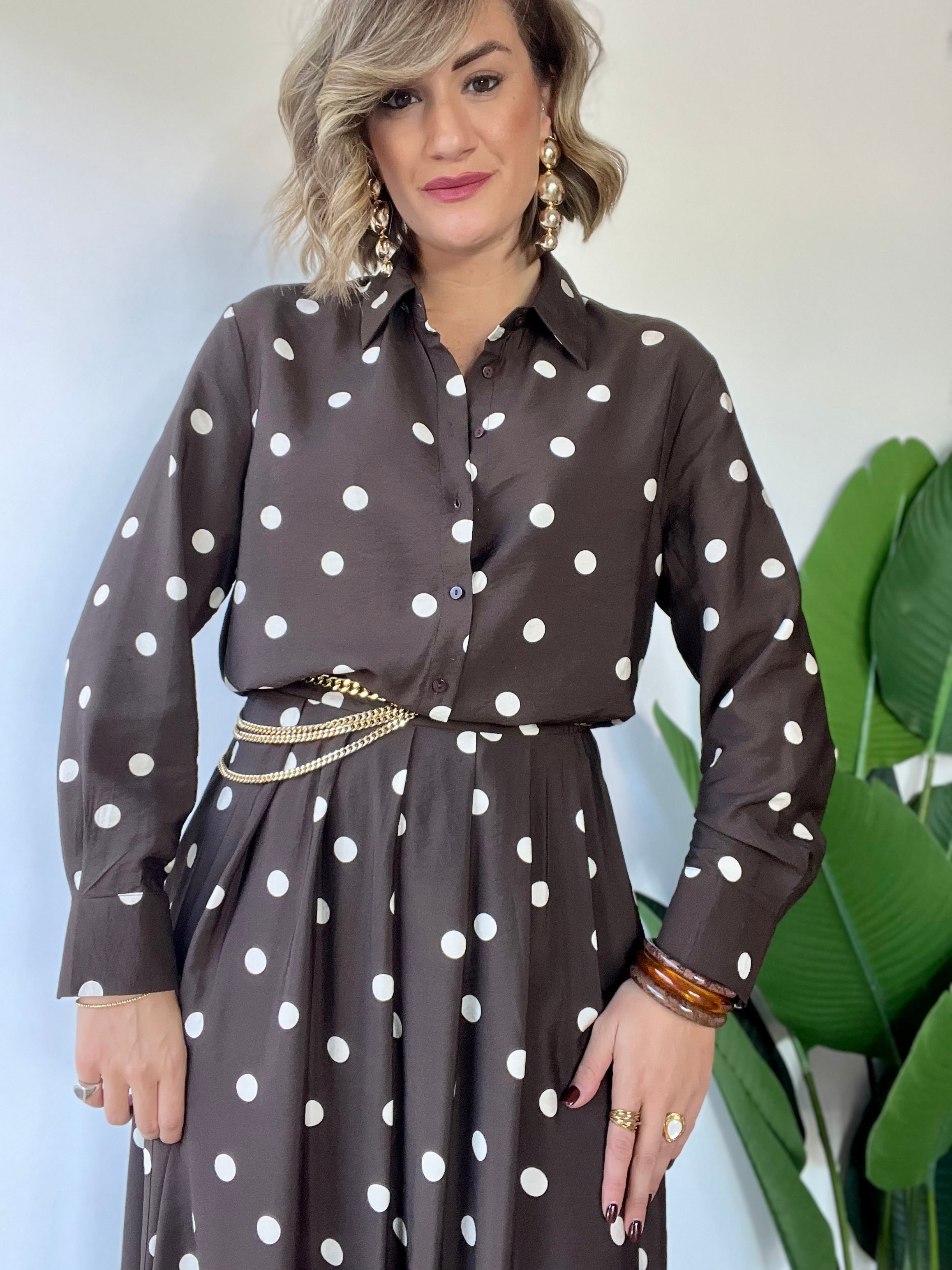 Coordinato marrone con camicia e gonna a pois