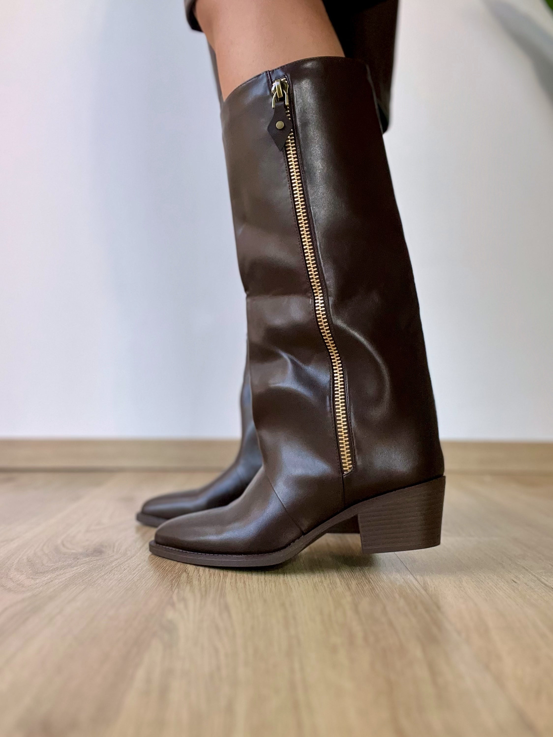 Texano in ecopelle con finta zip laterale