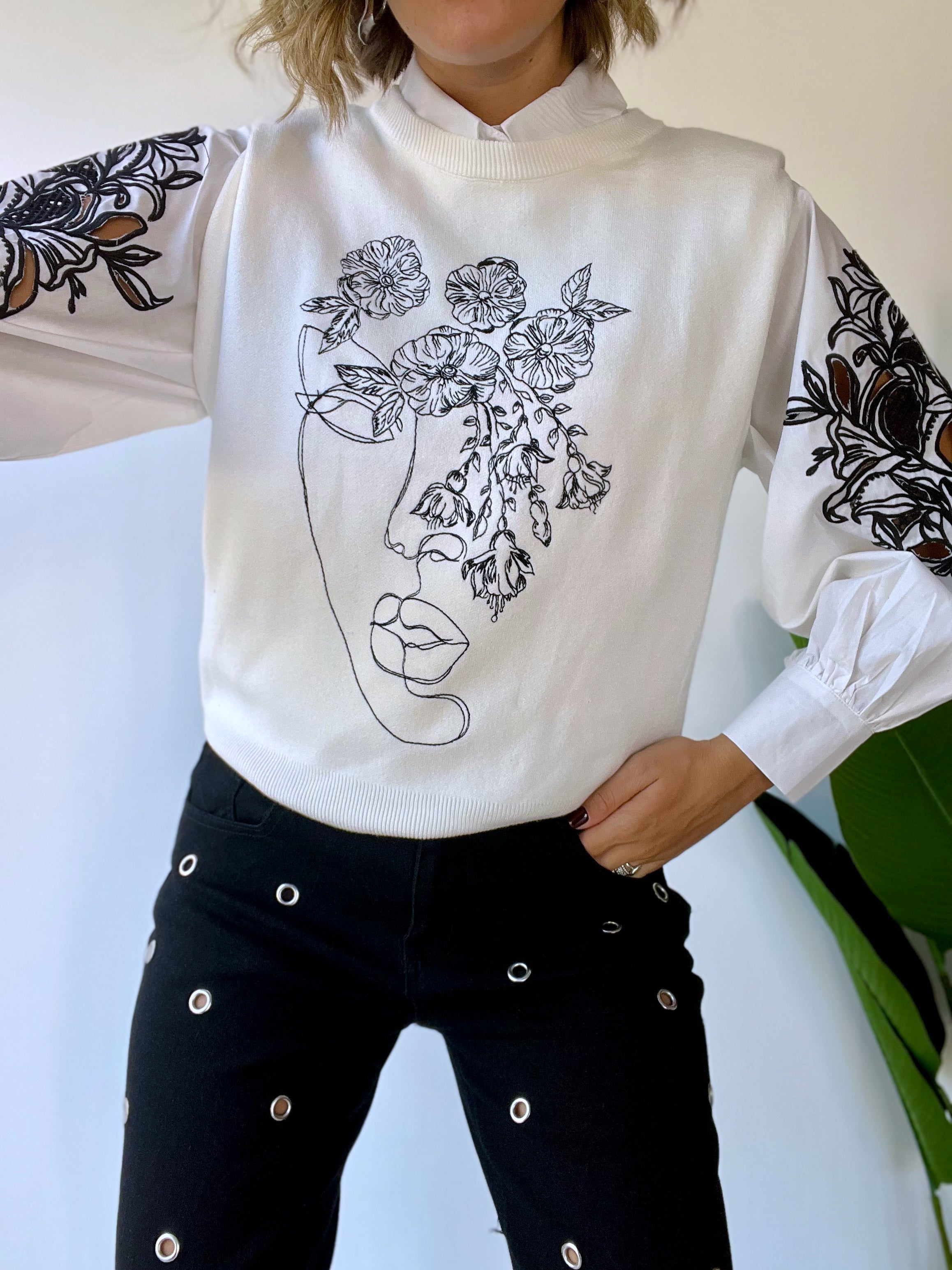 Gilet in maglina con volto ricamato