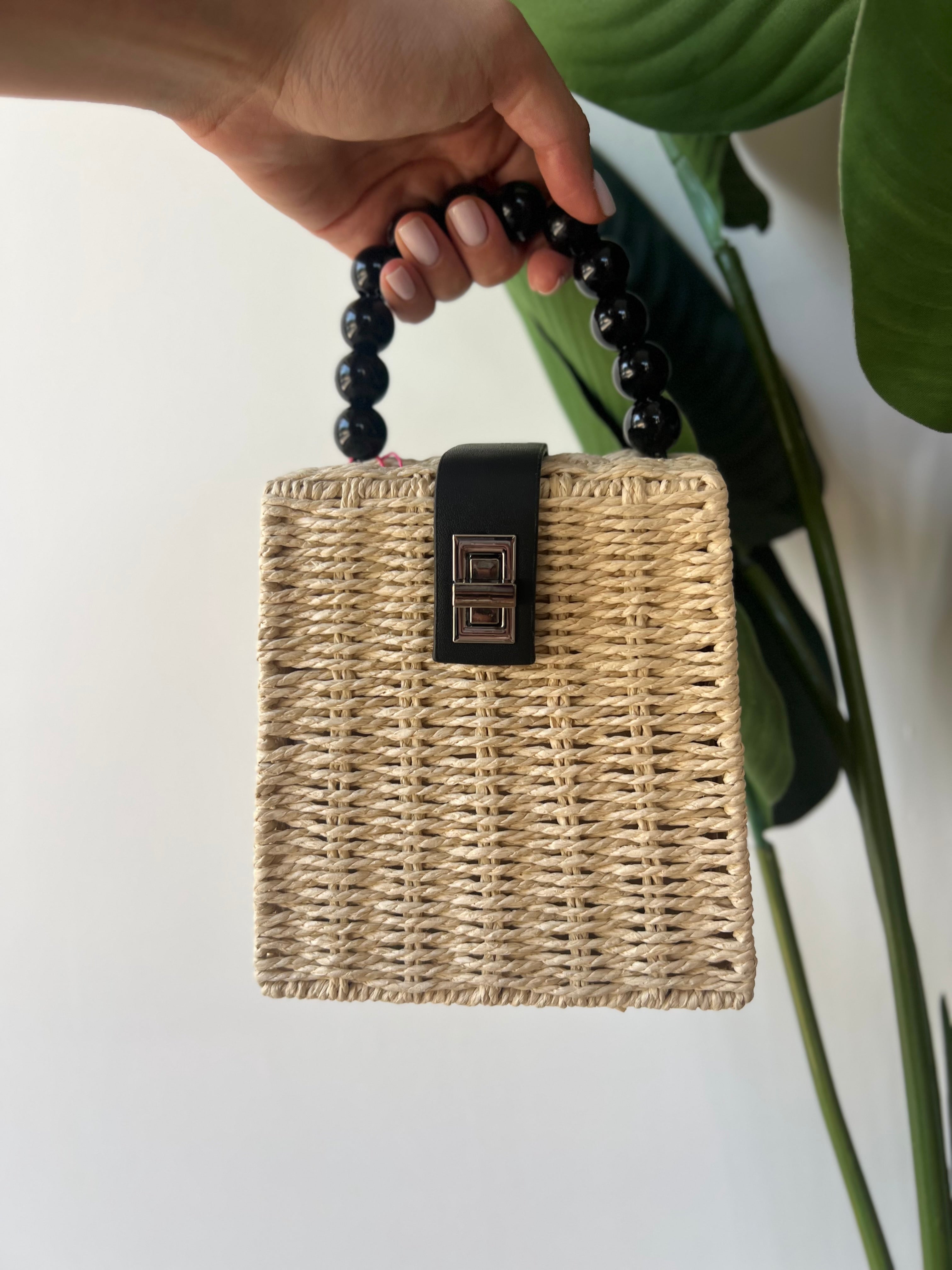 Pochette in paglia con manico di perle