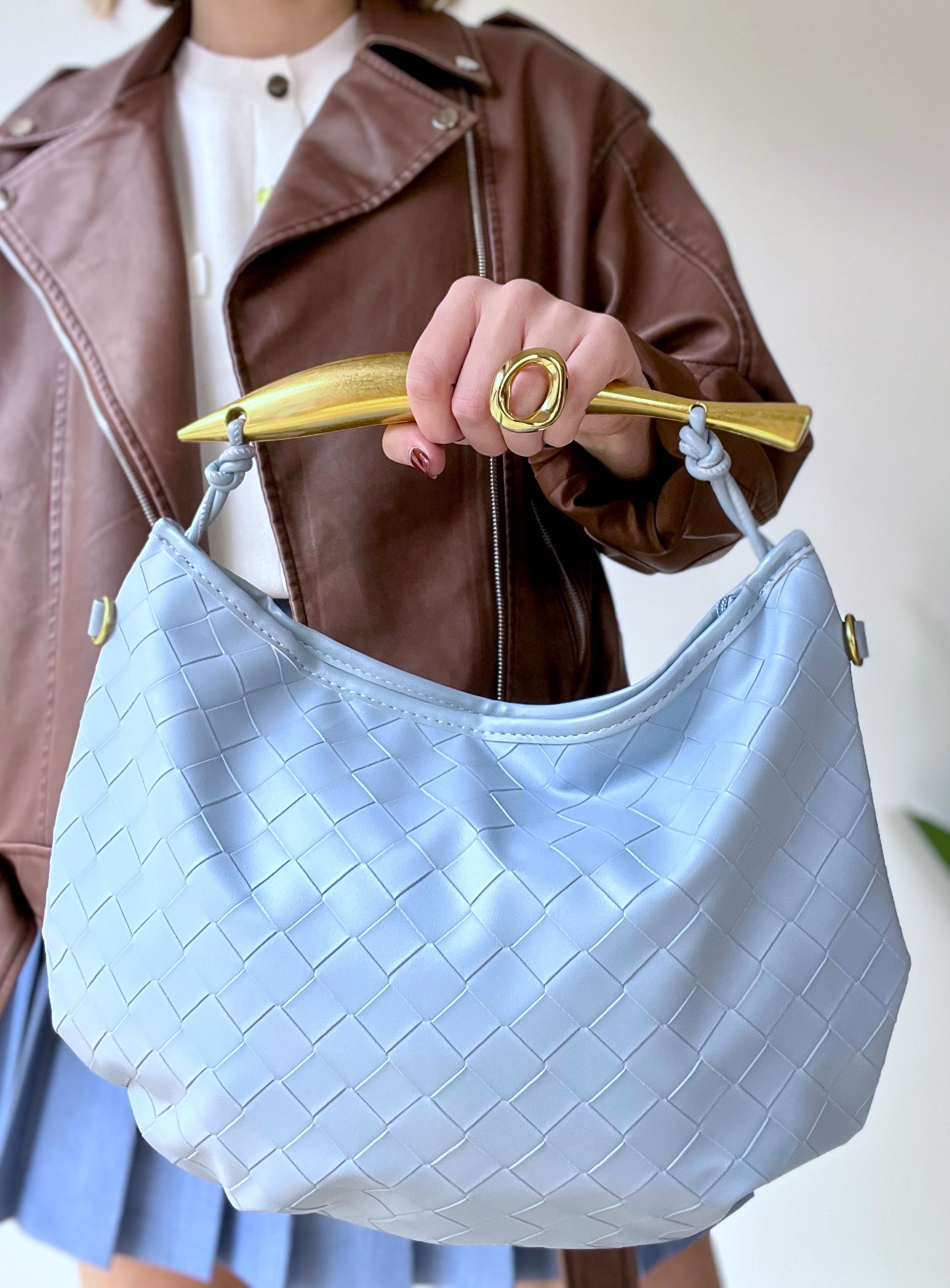 Borsa mezzaluna intrecciata con manico rigido oro