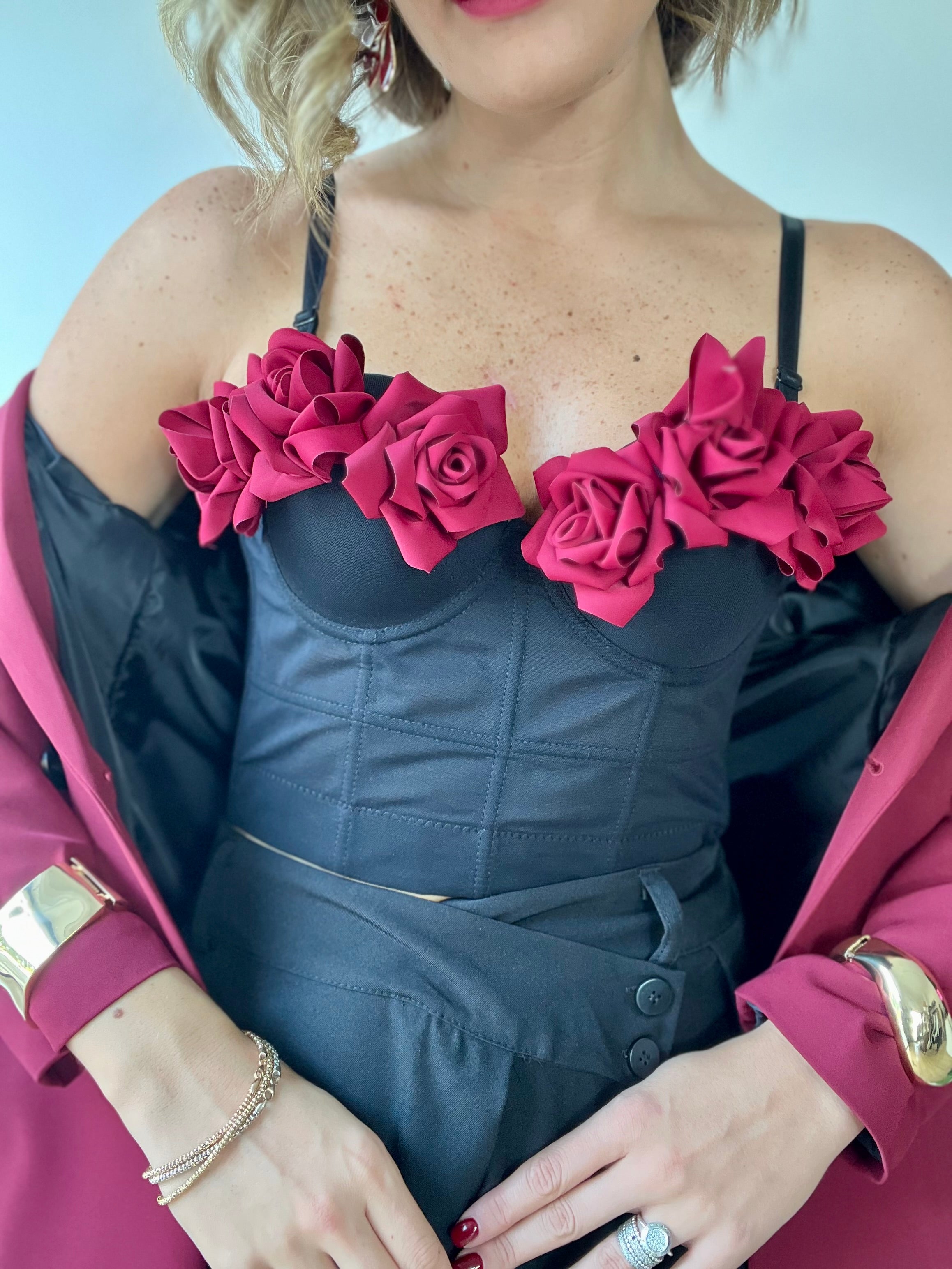 Corpetto nero strutturato con rose bordeaux