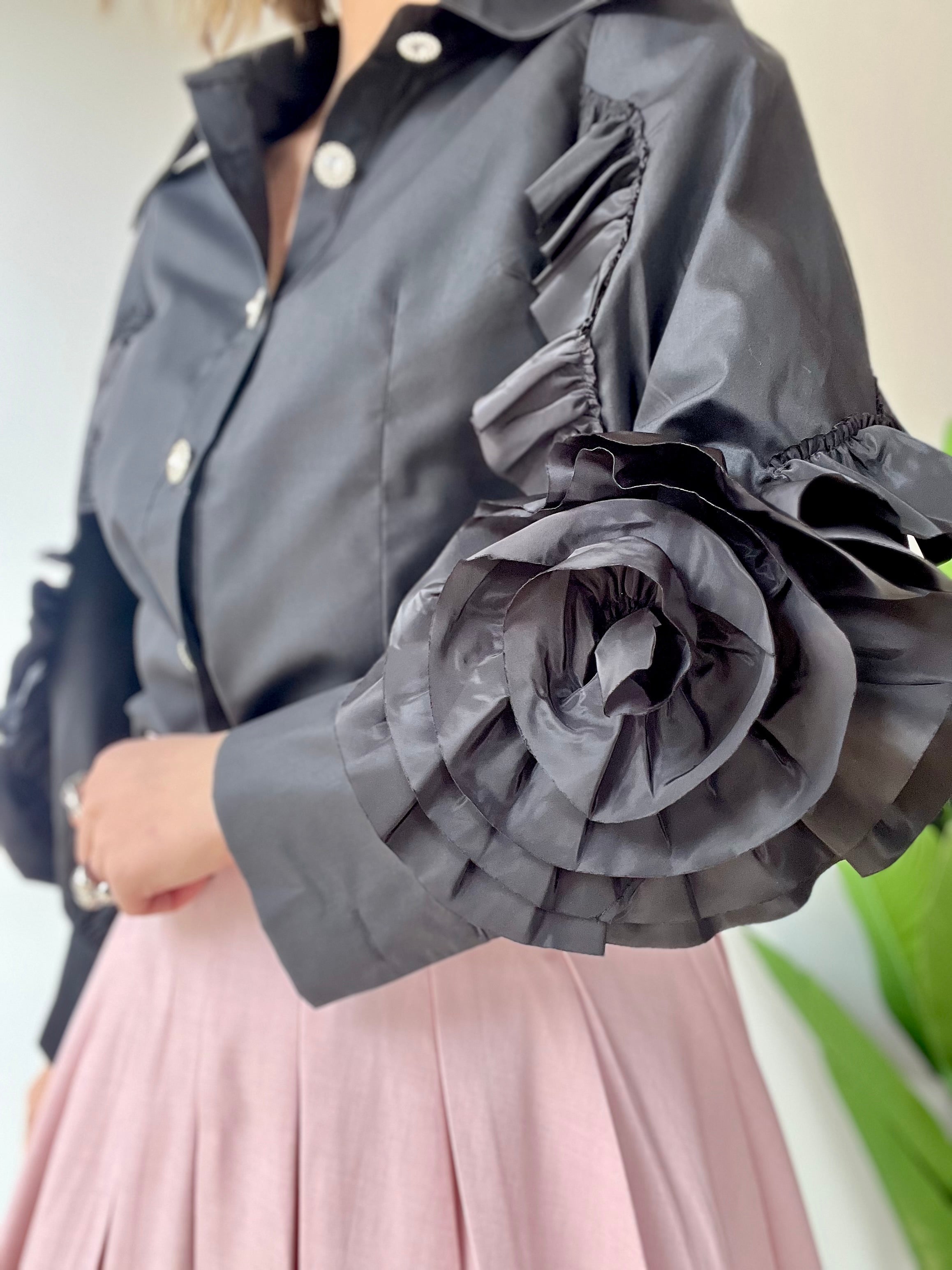 Camicia in cotone con rose sulle maniche e bottoni gioiello