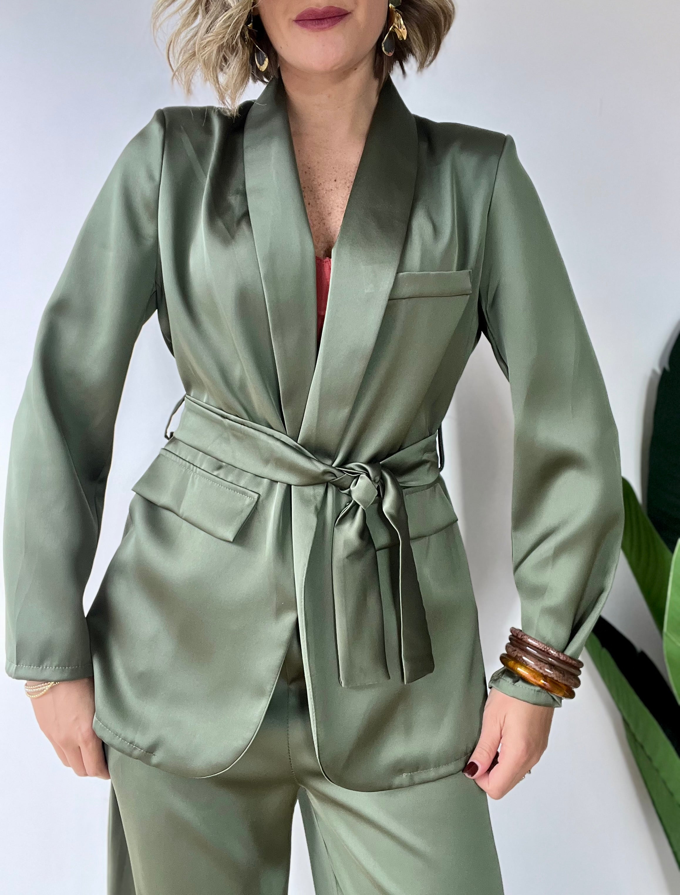 Tailleur con cintura in raso verdone