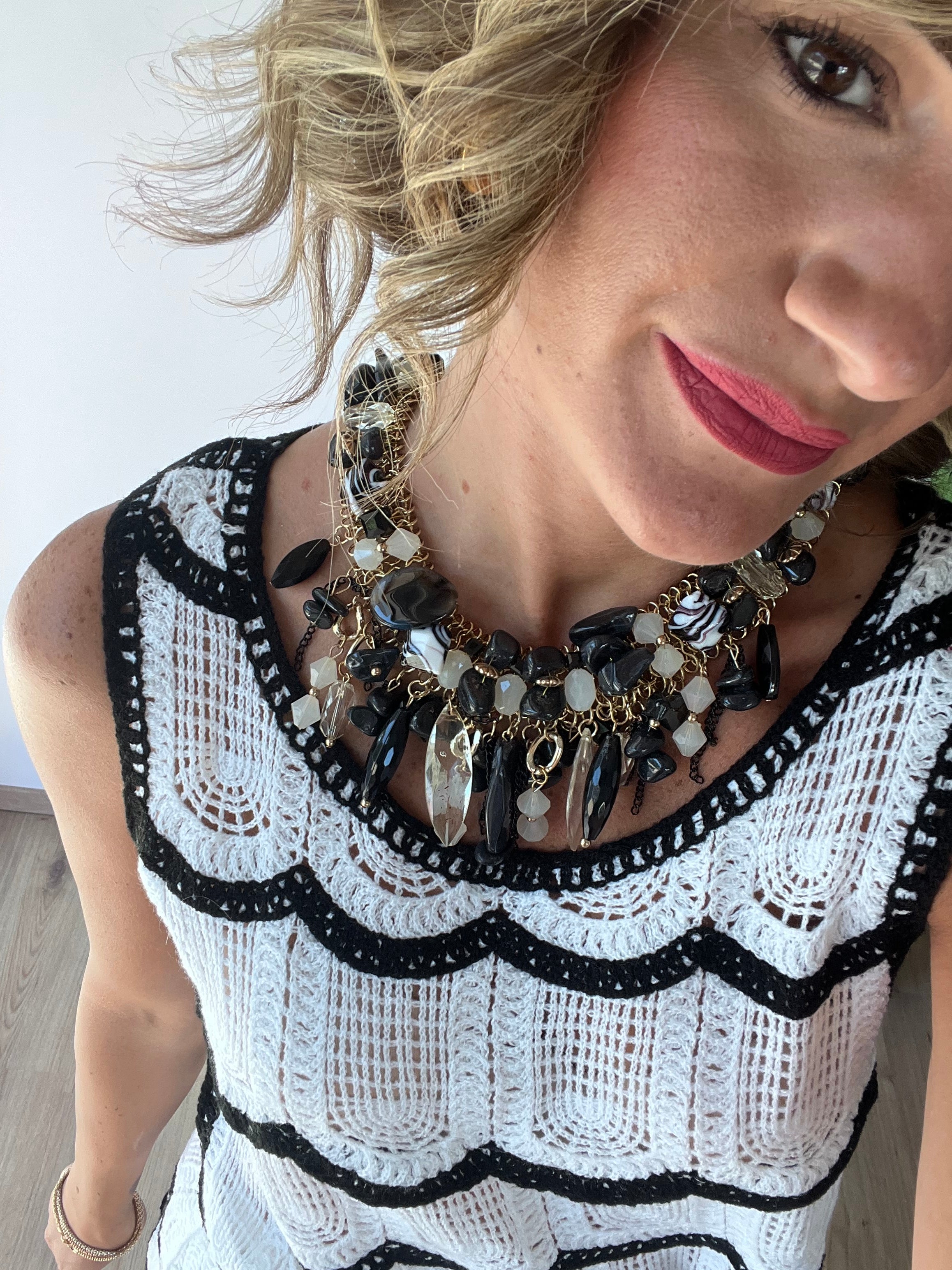 Collana con pietre bianche e nere