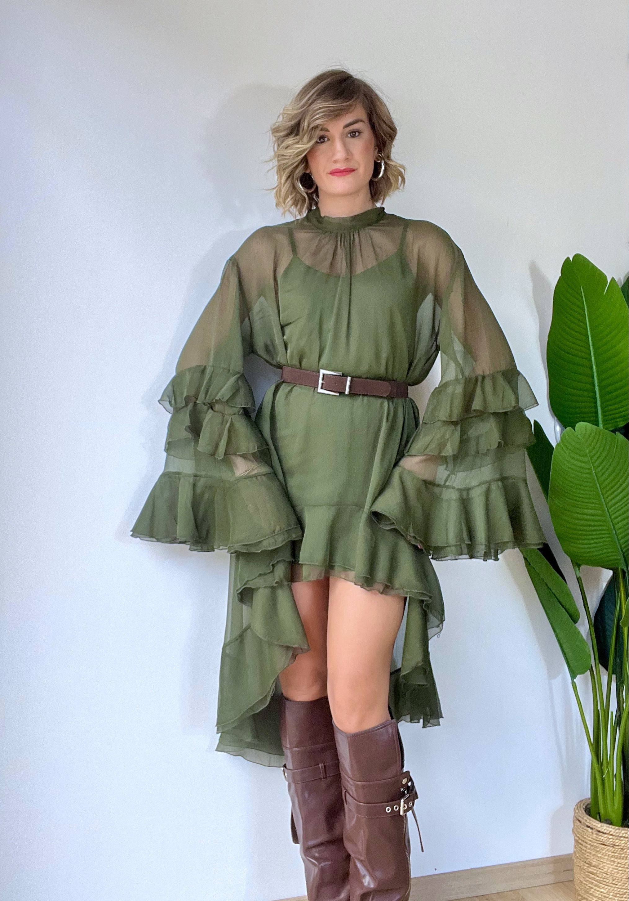 Vestito in velo verde corto avanti e più lungo sul retro