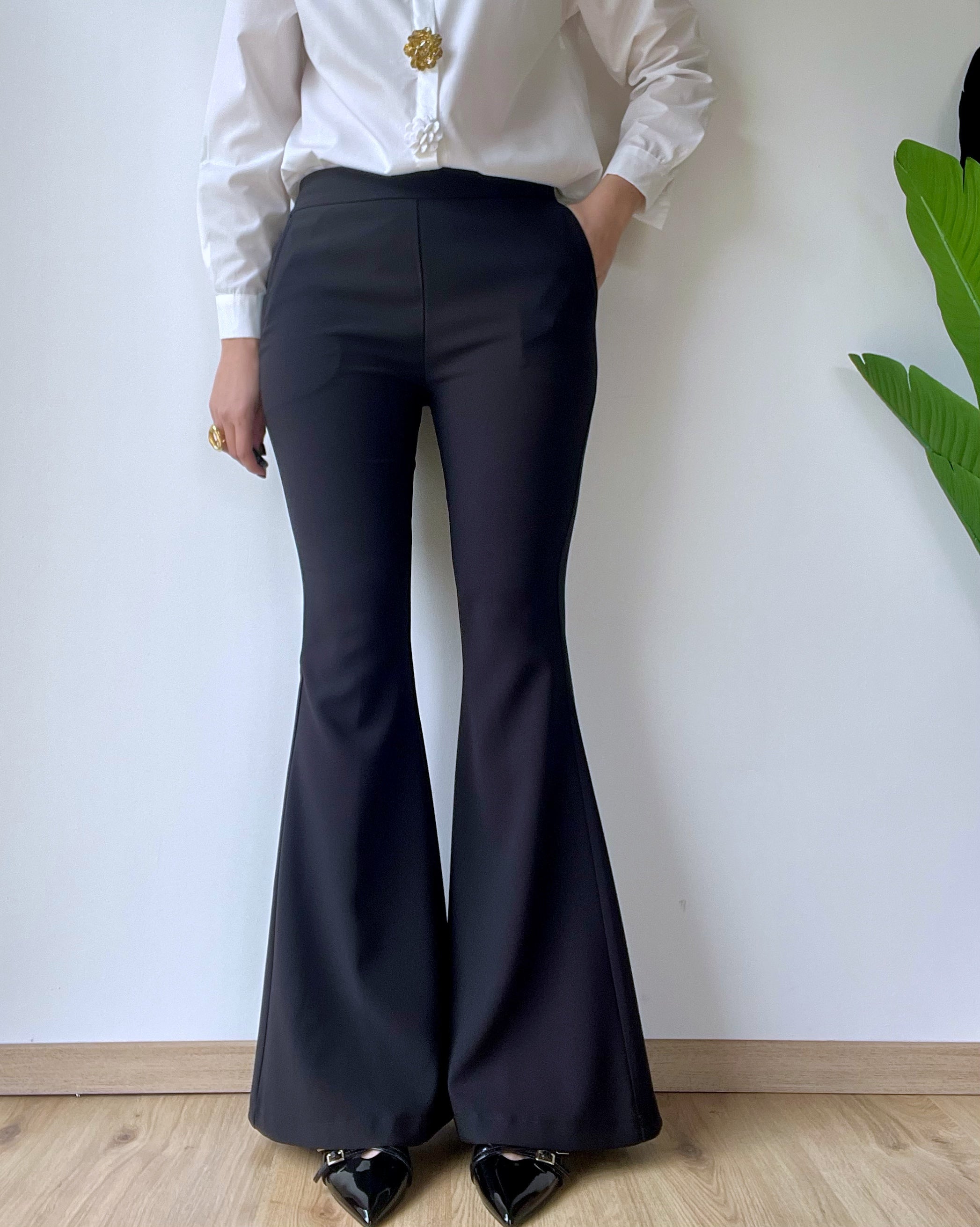 Pantalone a zampa nero con zip laterale