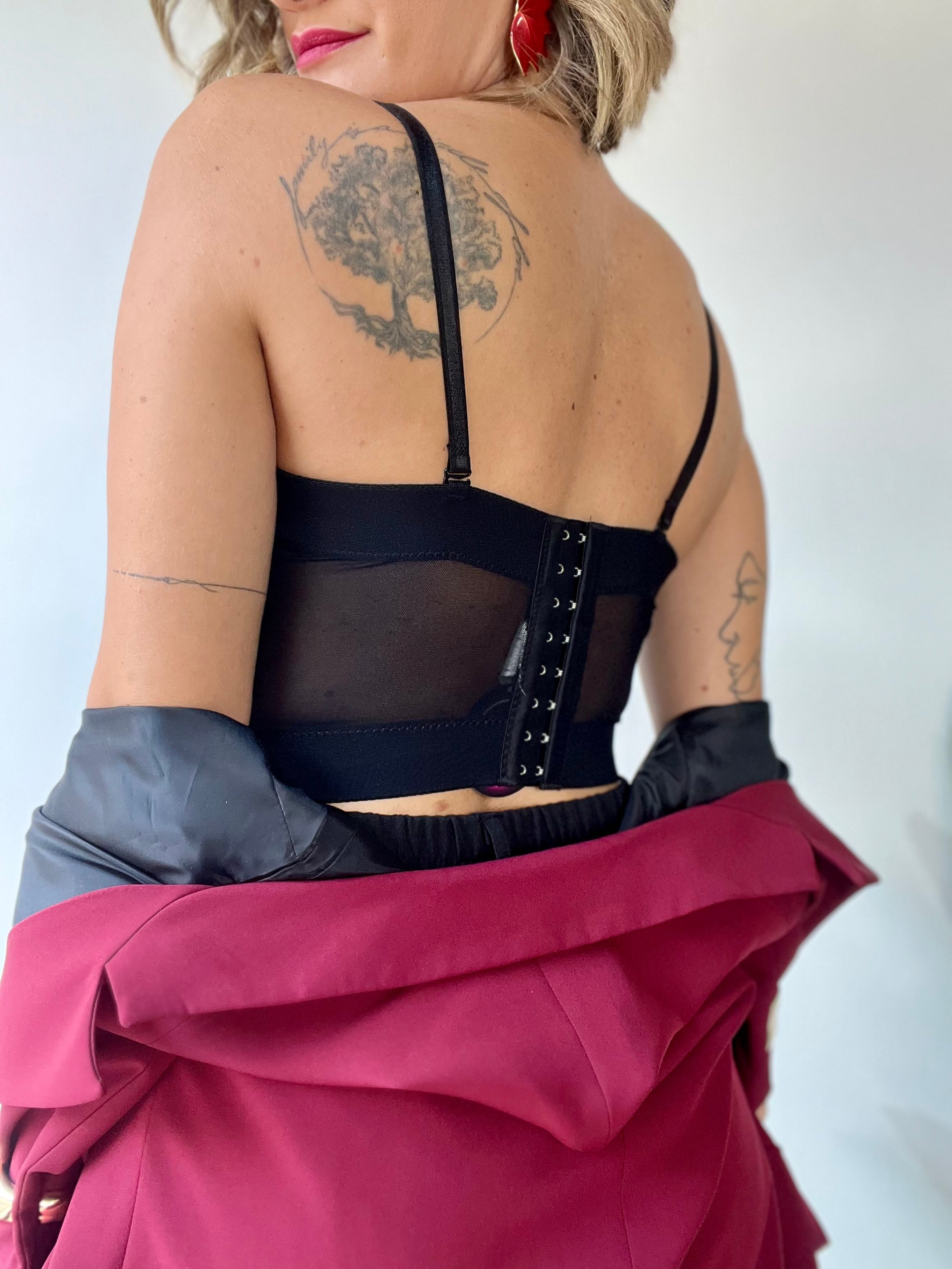 Corpetto nero strutturato con rose bordeaux