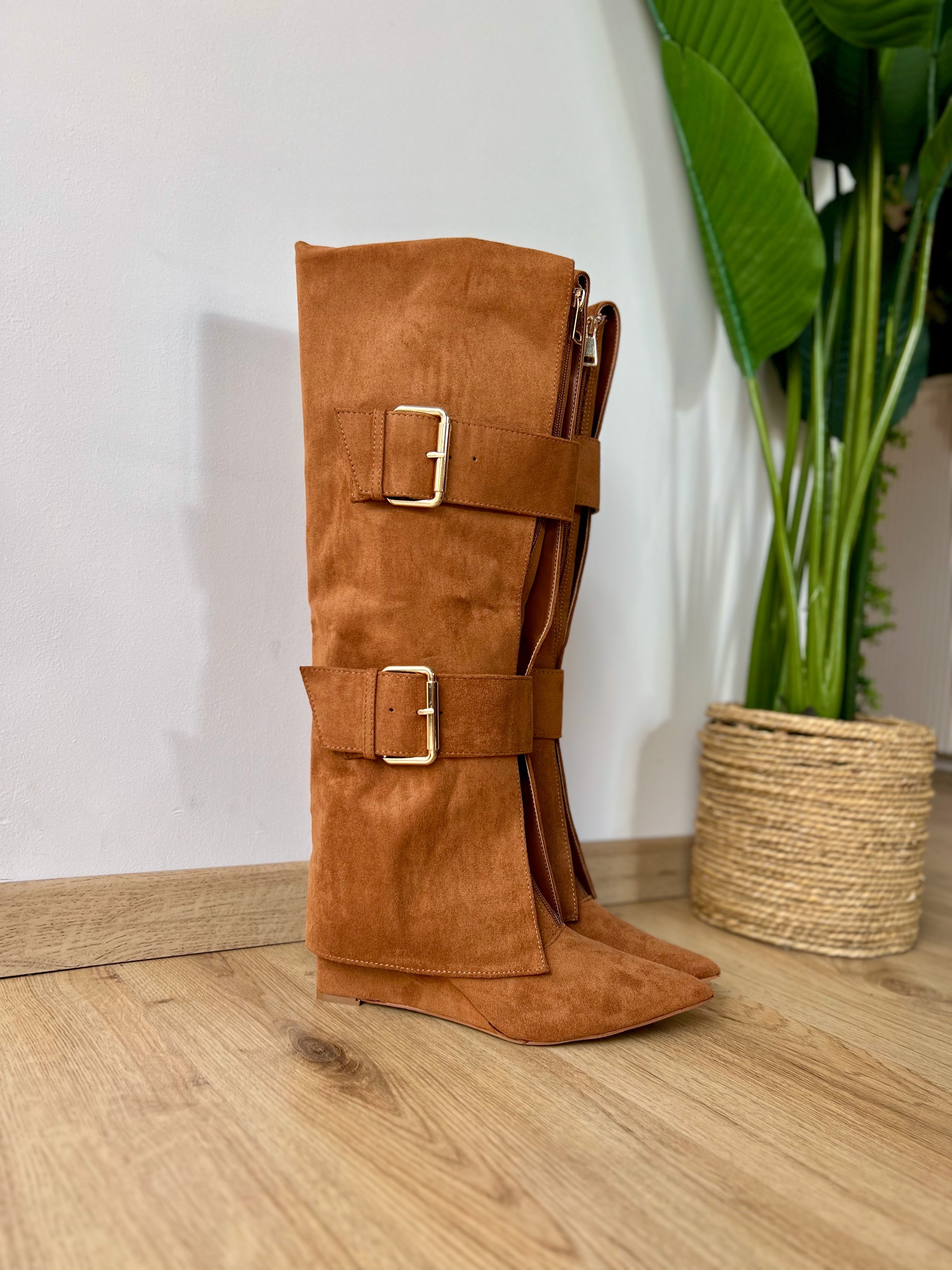 Stivale in camoscio cammello con fibie