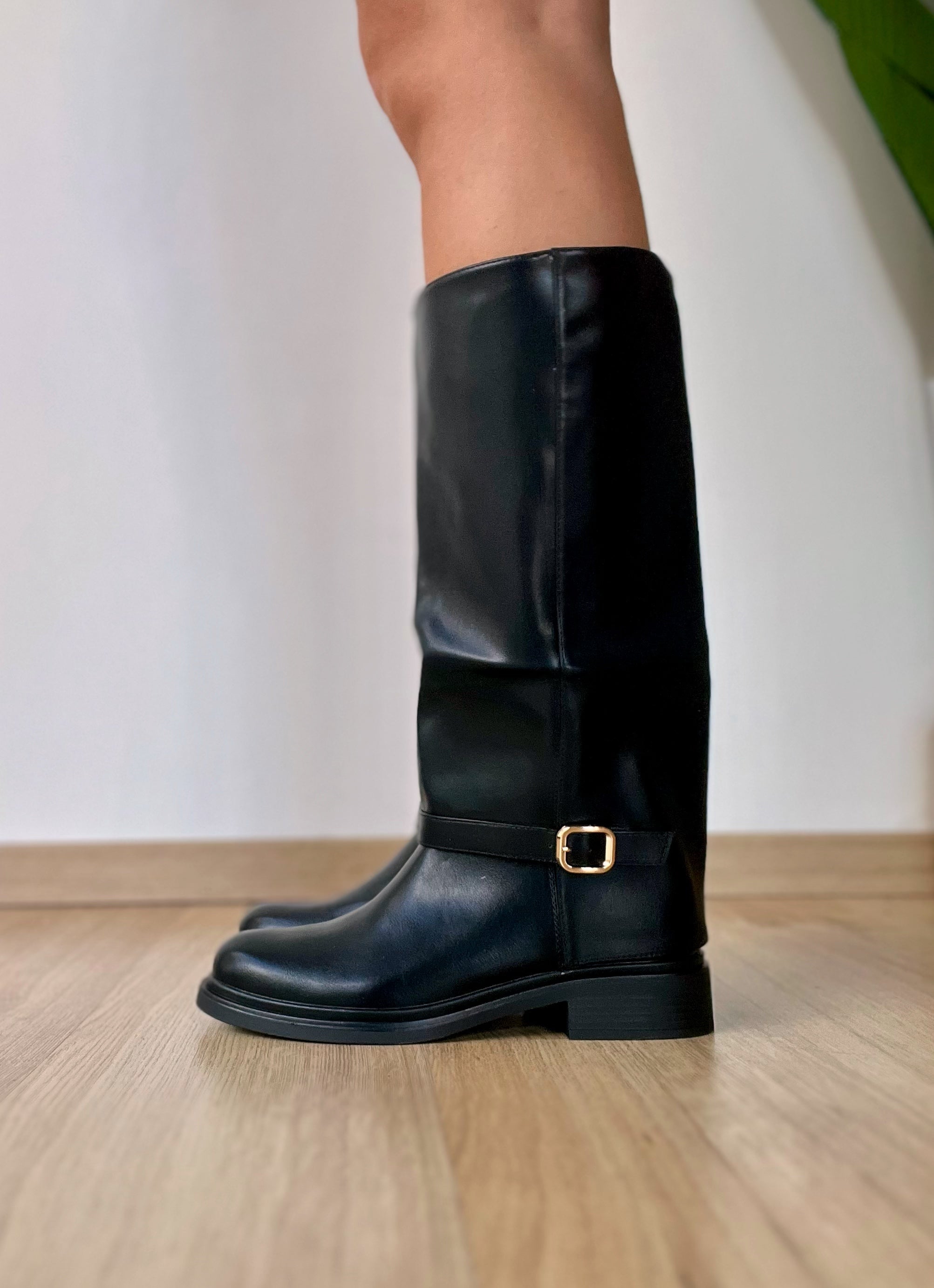 Stivale nero con gambale dritto