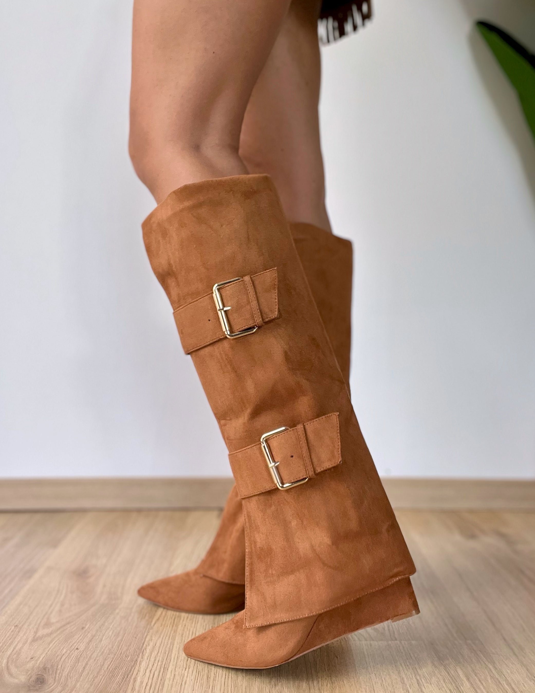 Stivale in camoscio cammello con fibie