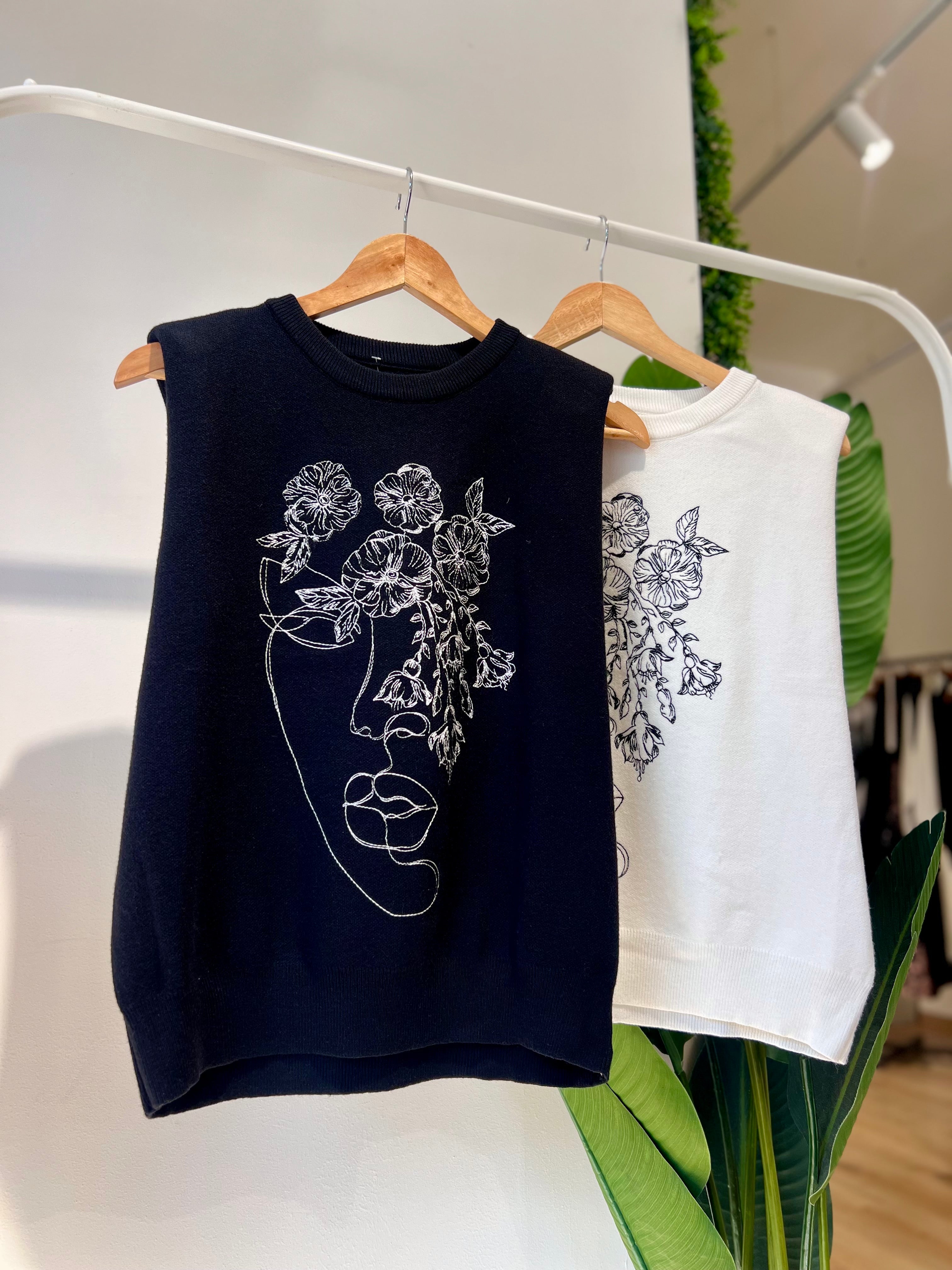 Gilet in maglina con volto ricamato