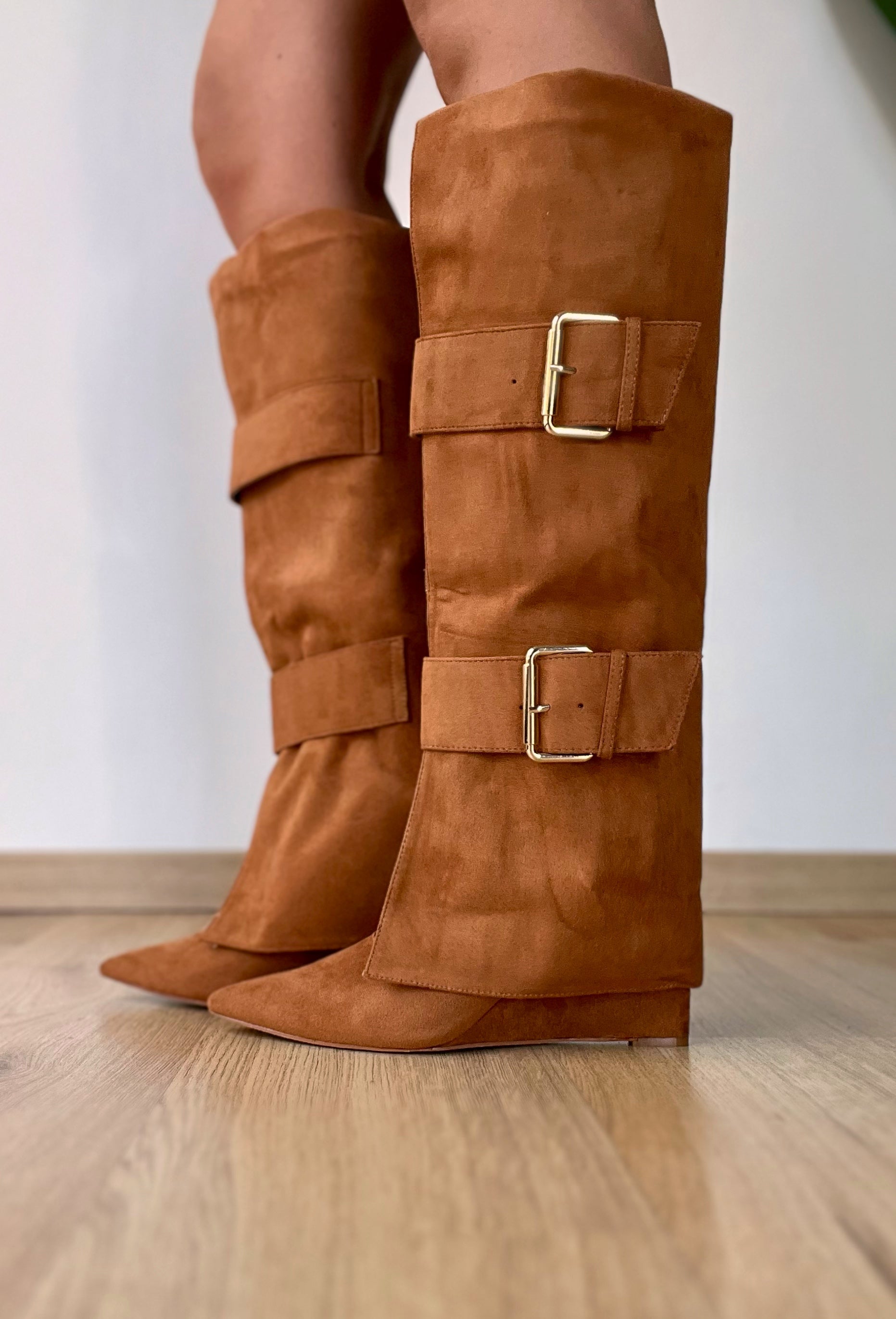 Stivale in camoscio cammello con fibie