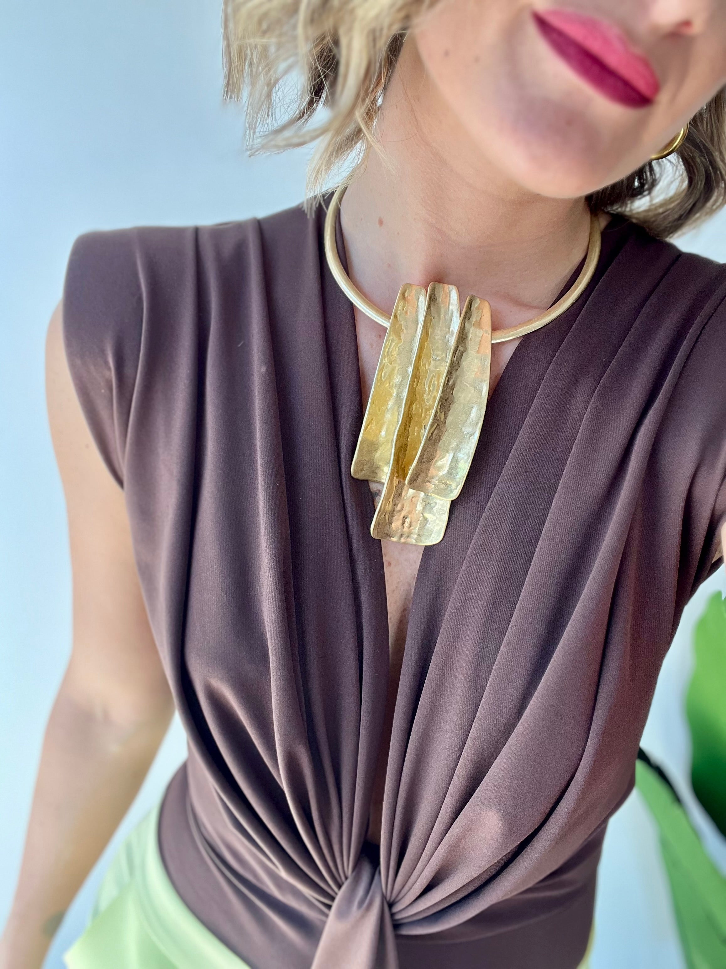 Collana rigida in oro opaco