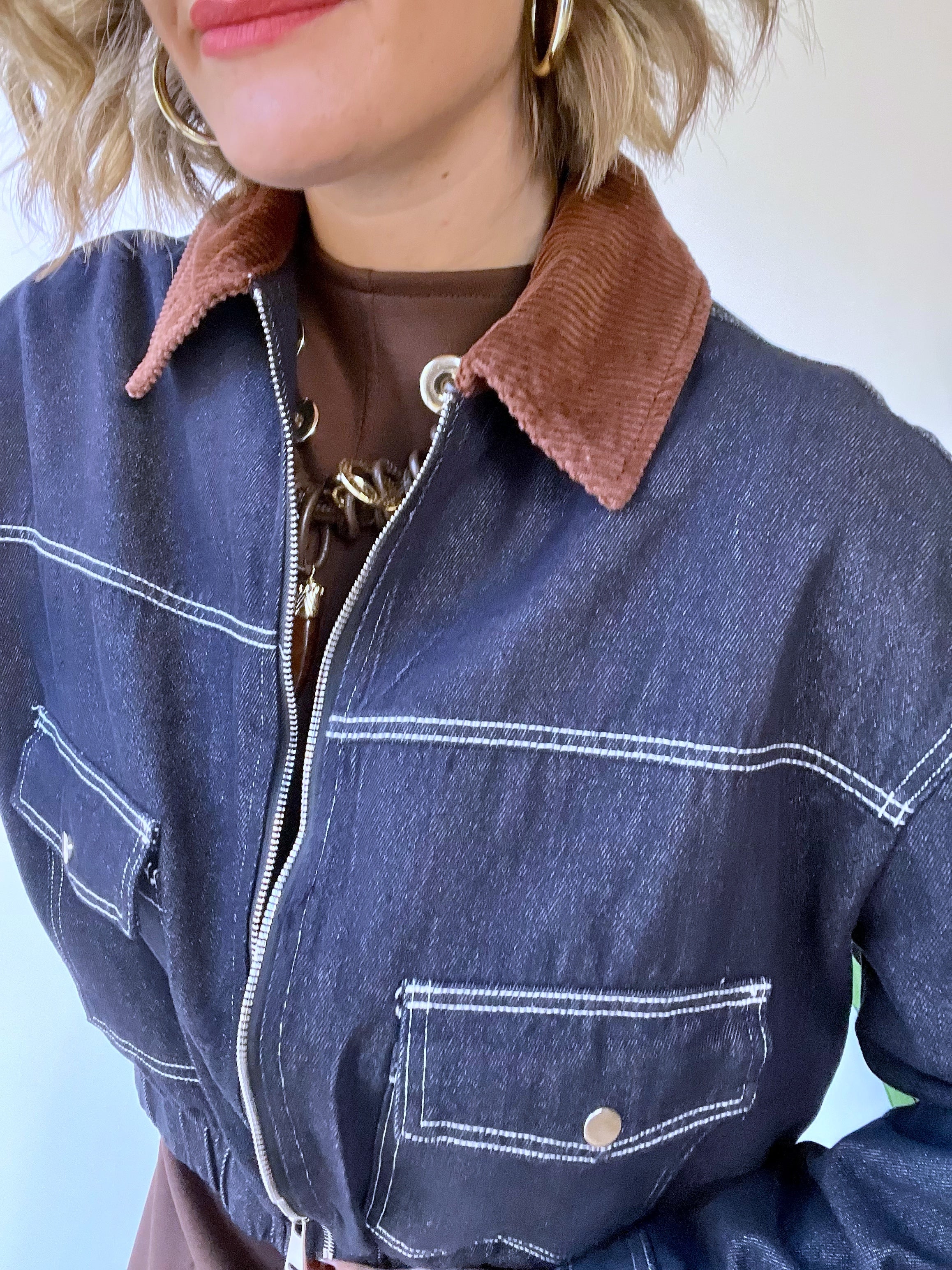 Giubbottino crop in jeans con colletto a costine