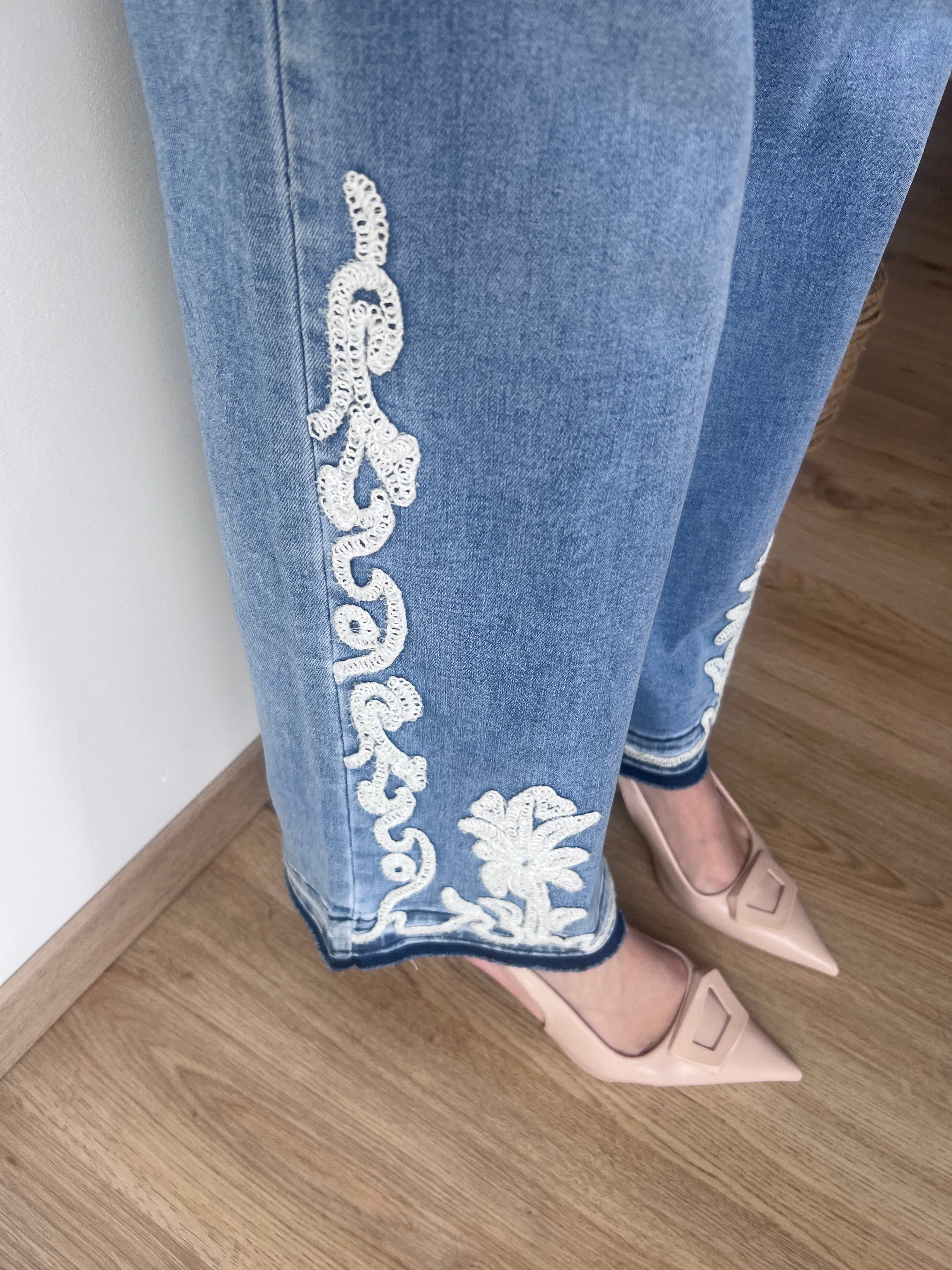 Jeans chiaro a palazzo con dettaglio ricamato
