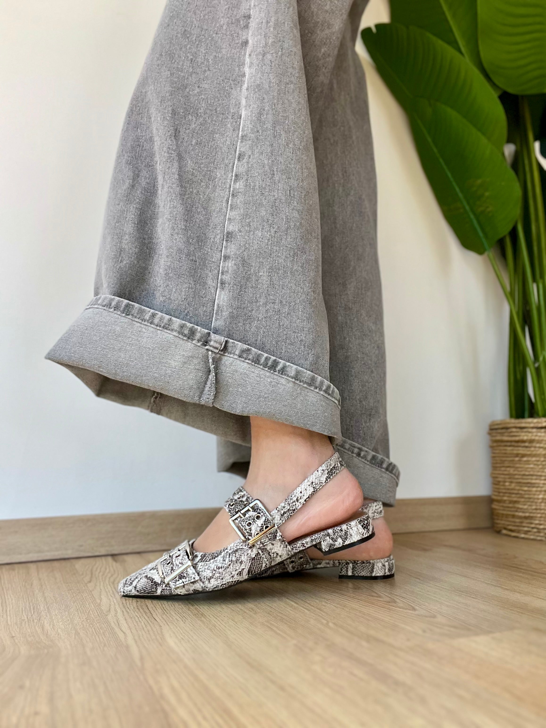 Sling back snake
