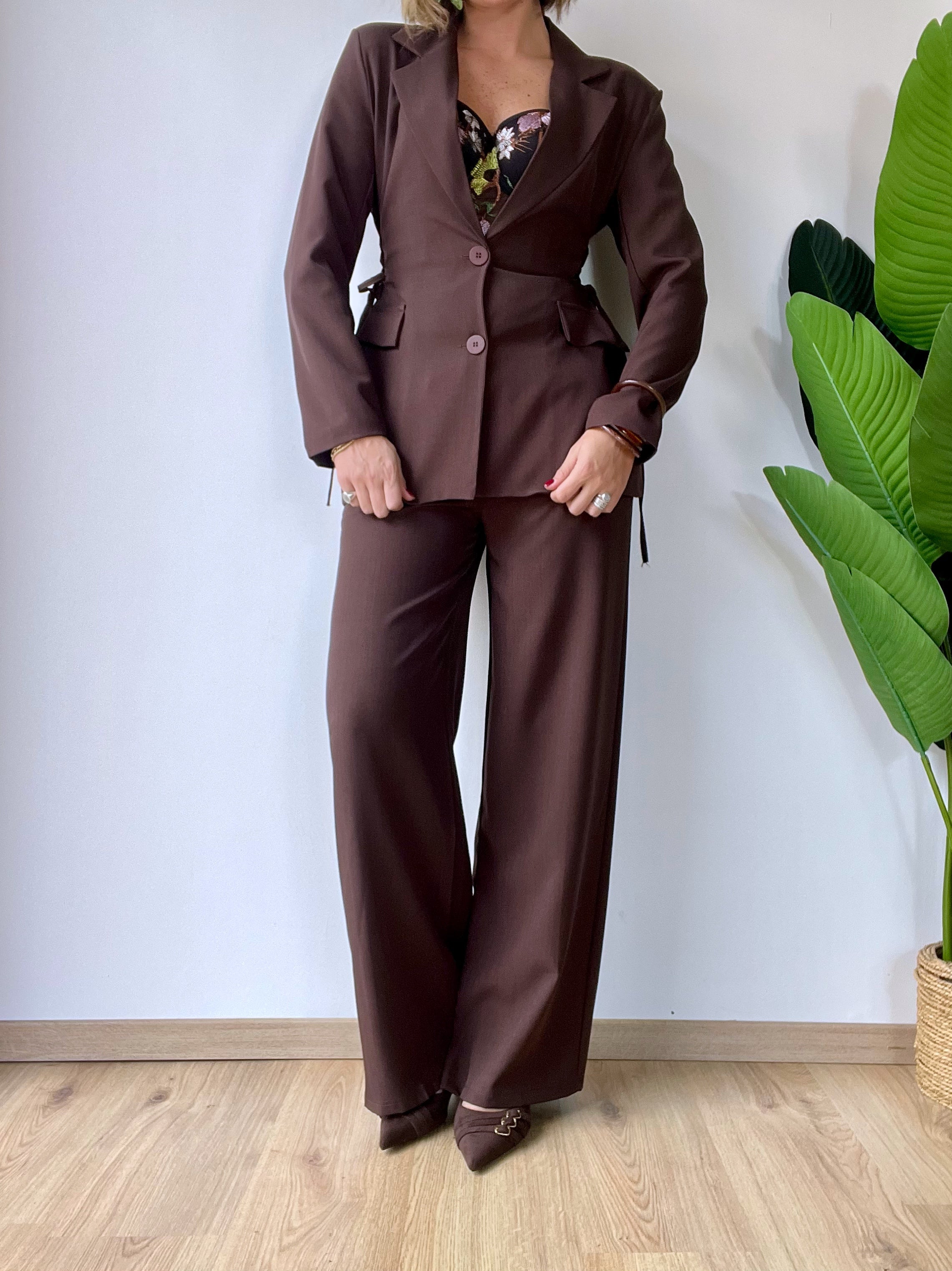 Tailleur marrone con stringhe laterali