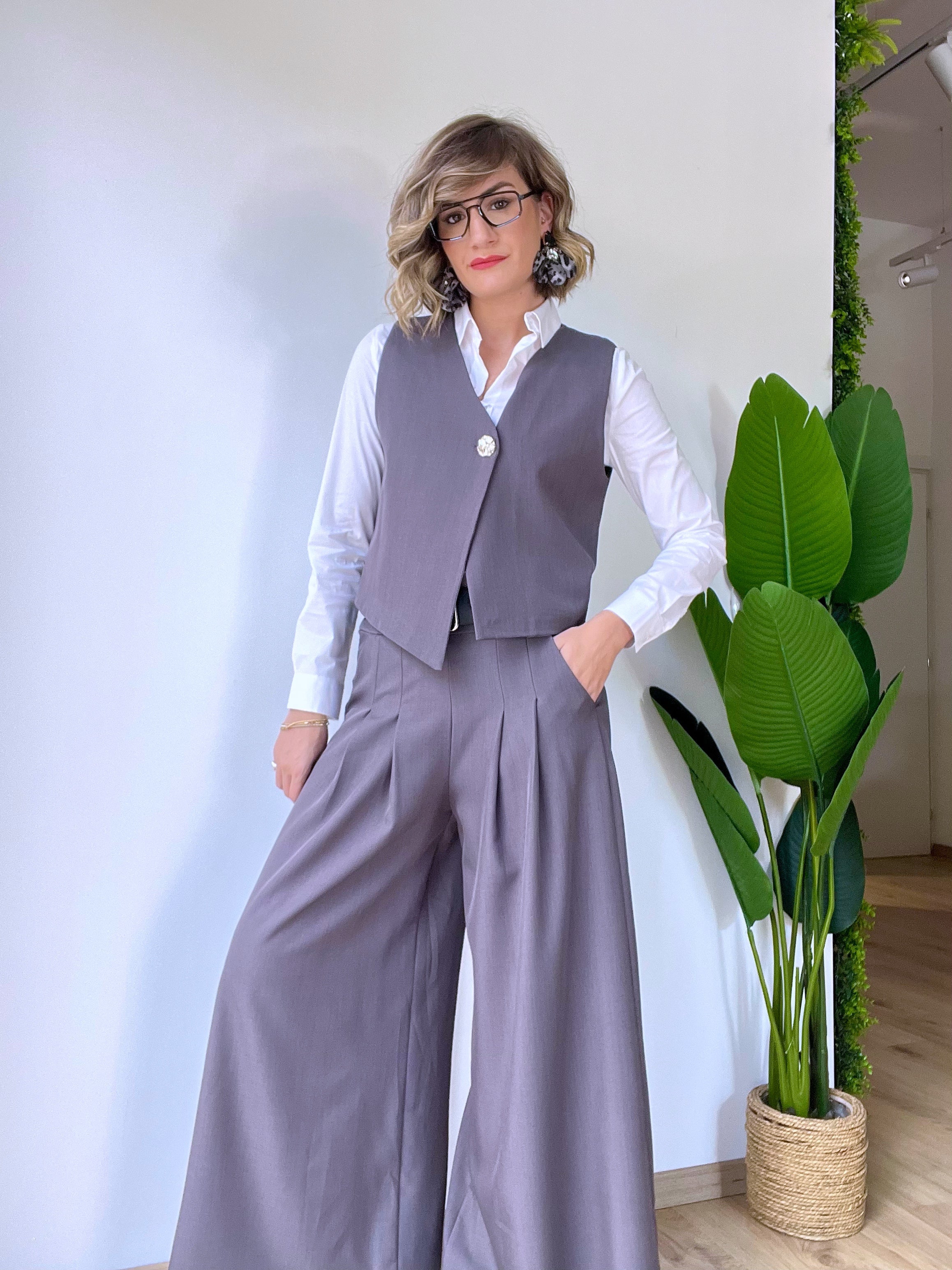 Tailleur grigio con gilet e pantalone largo