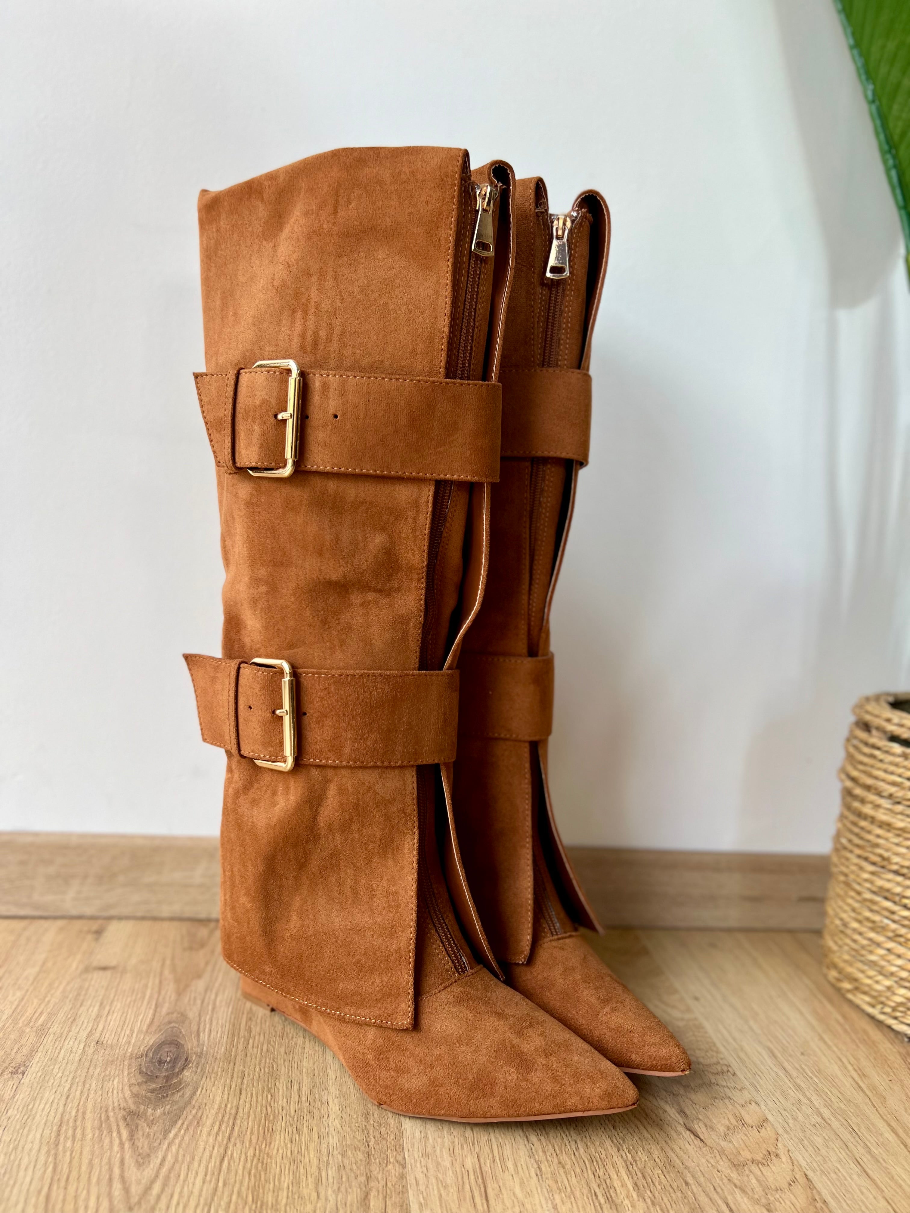 Stivale in camoscio cammello con fibie