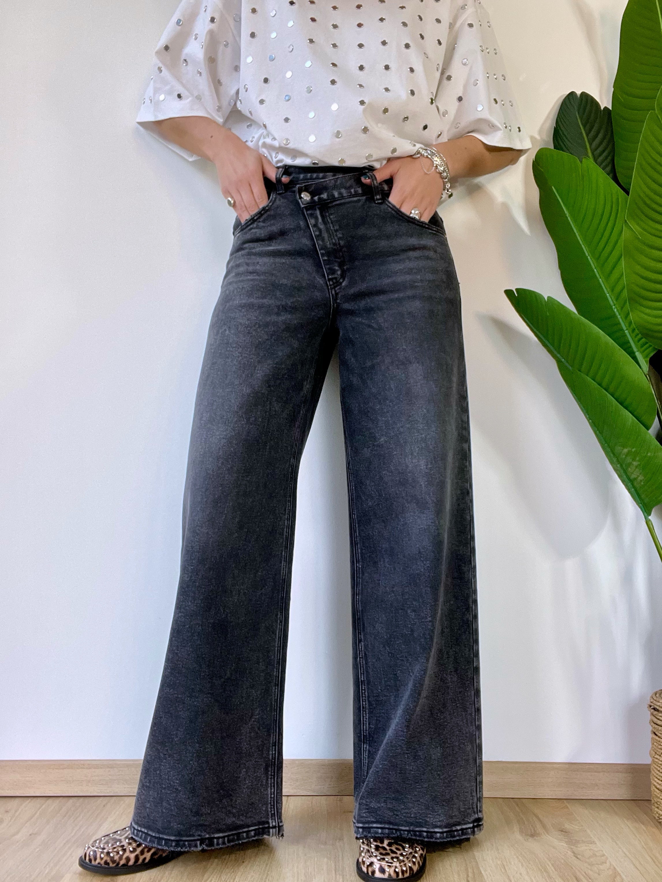 Jeans grigio scuro con chiusura asimmetrica