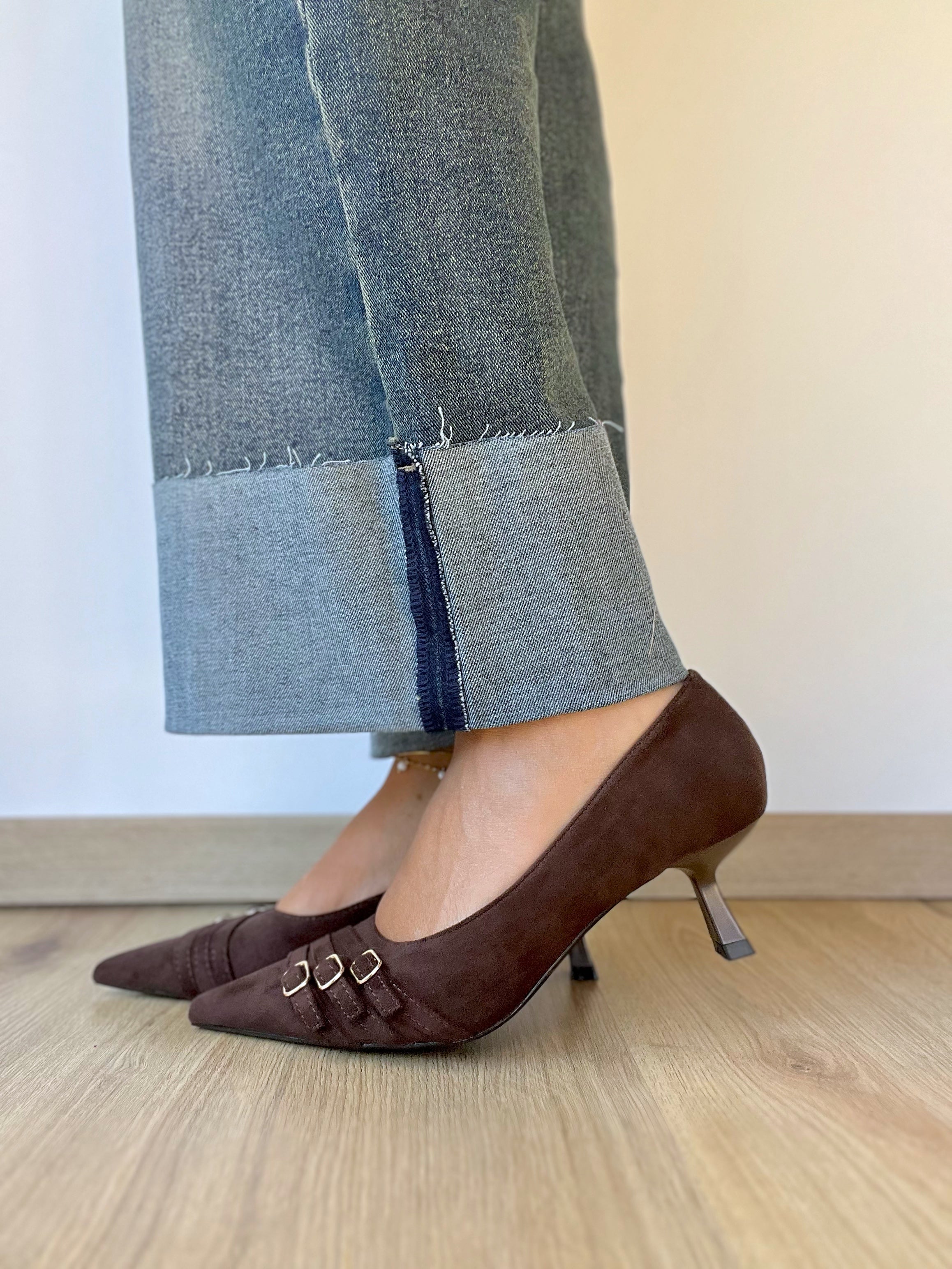 Décolleté in camoscio marrone scuro con tacco comodo