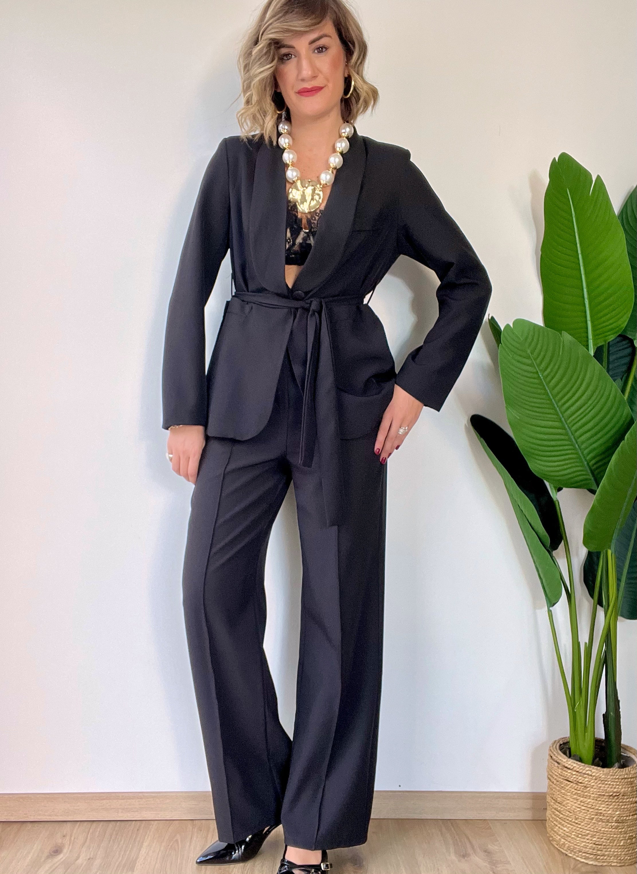 Tailleur nero con blazer kimono annodato