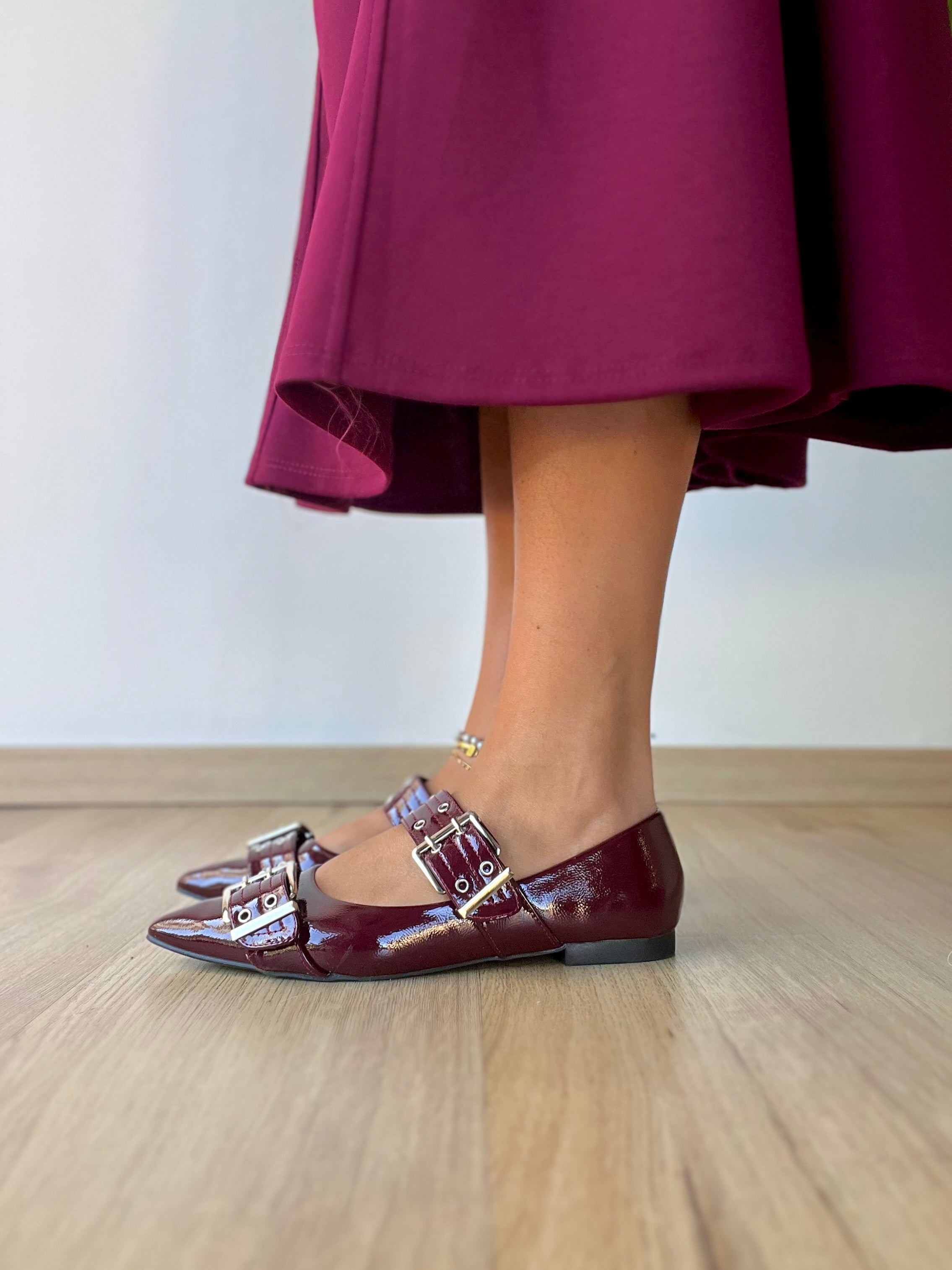 Ballerina a punta in vinile con fibbie