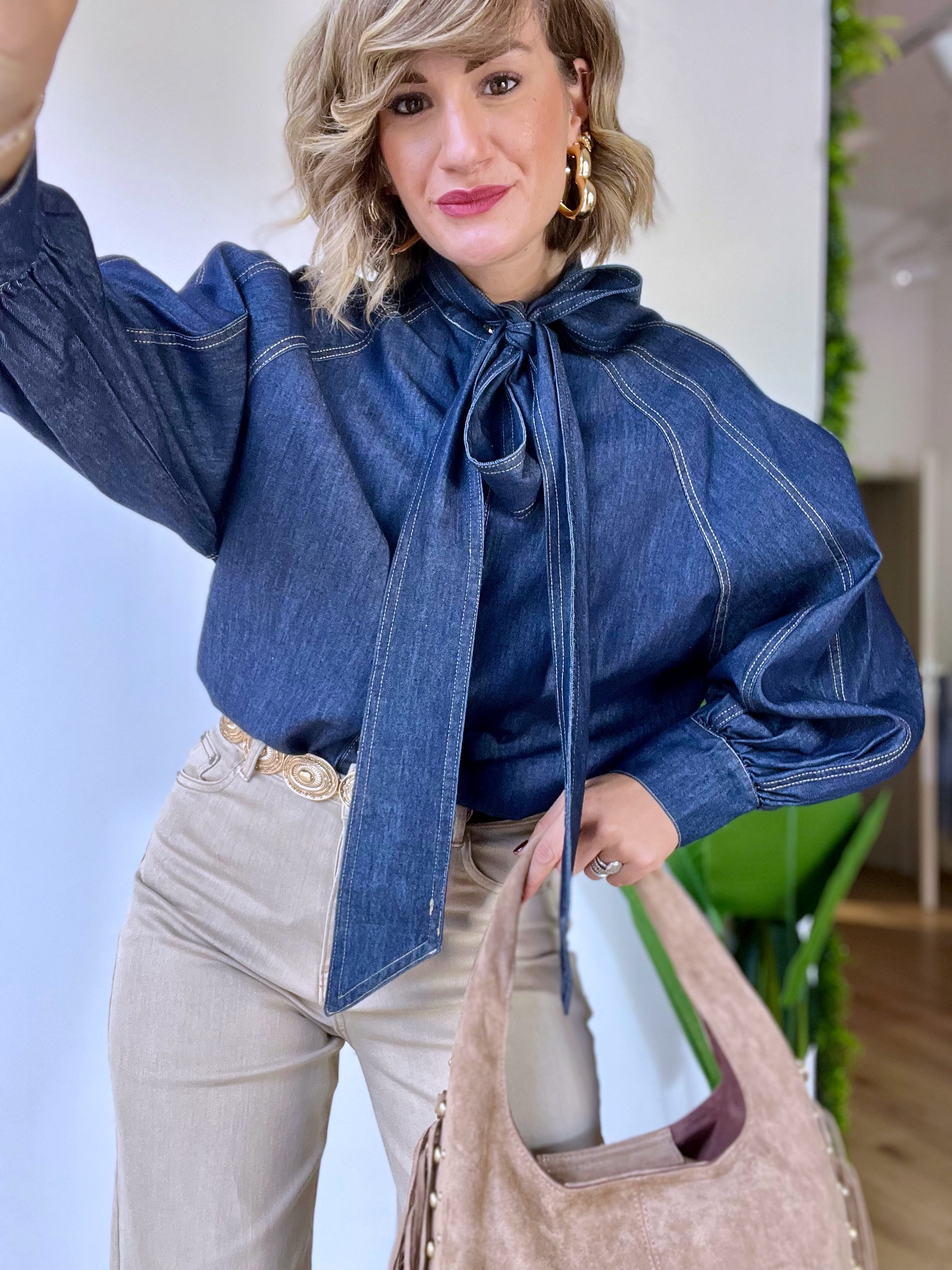 Camicia in denim scuro con collo fiocco