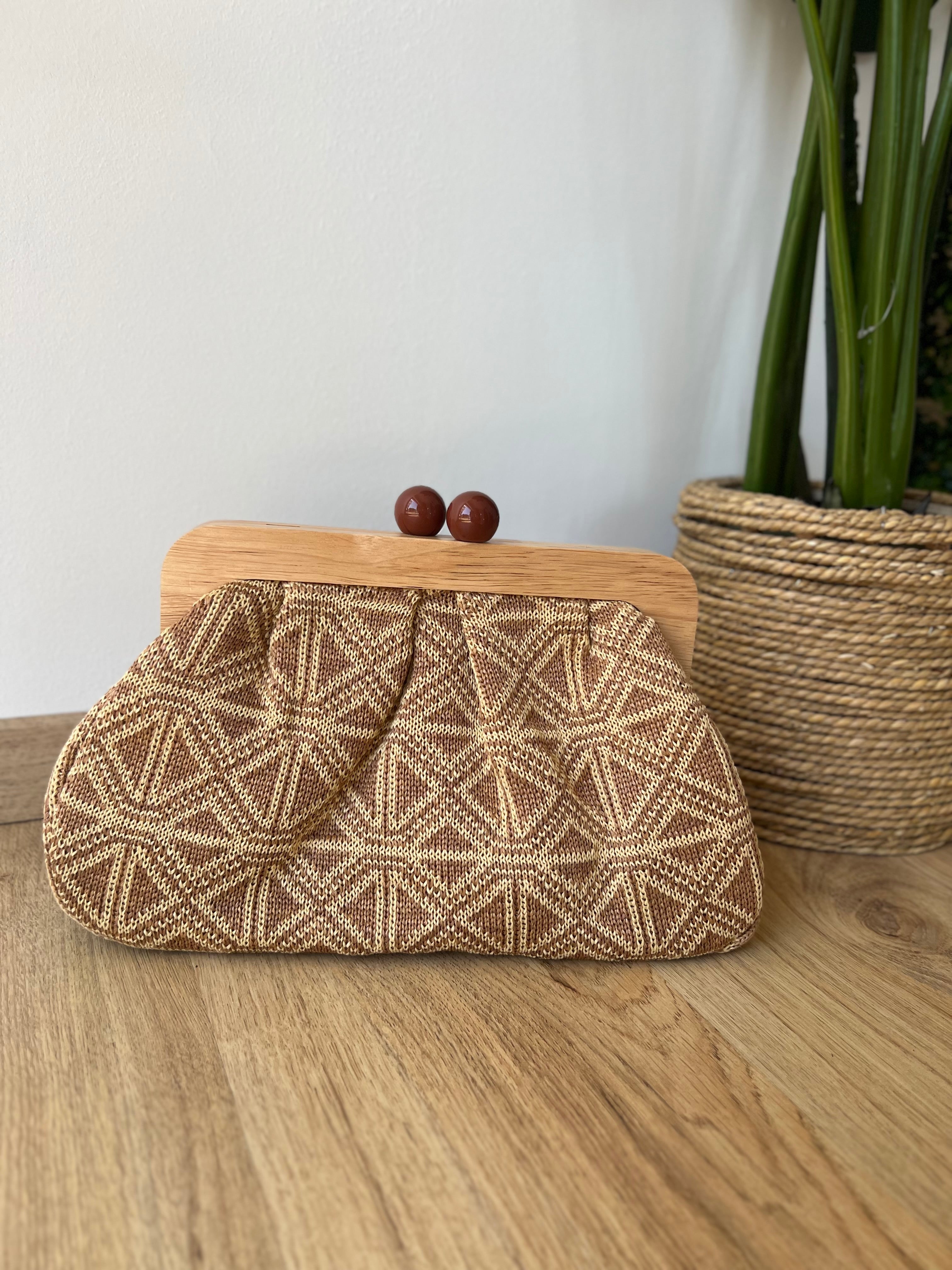 Pochette a fantasia con manico in legno
