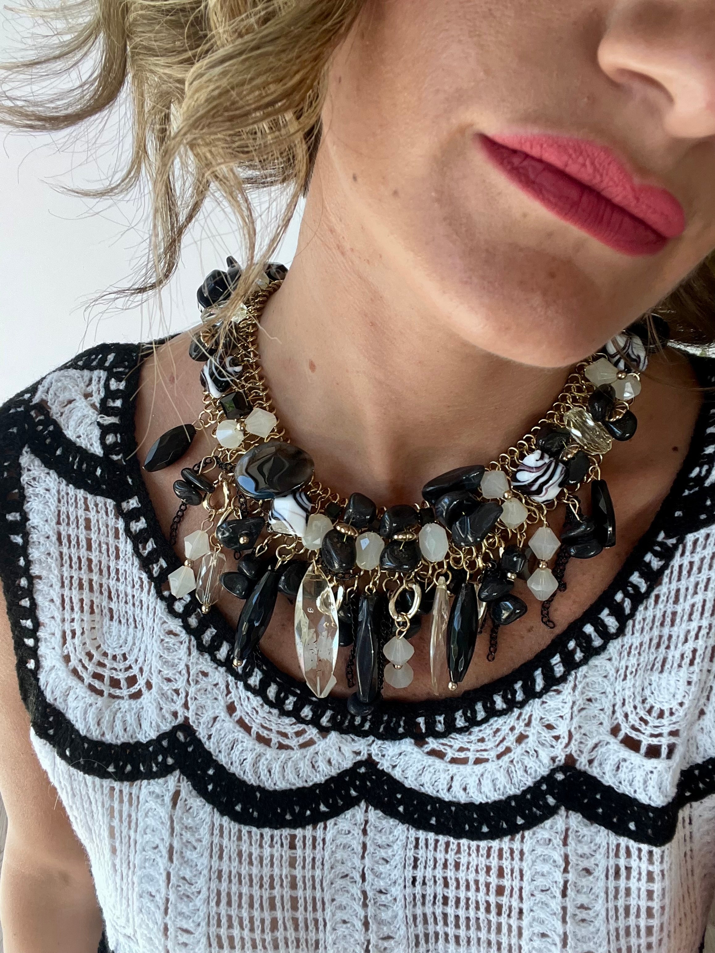 Collana con pietre bianche e nere