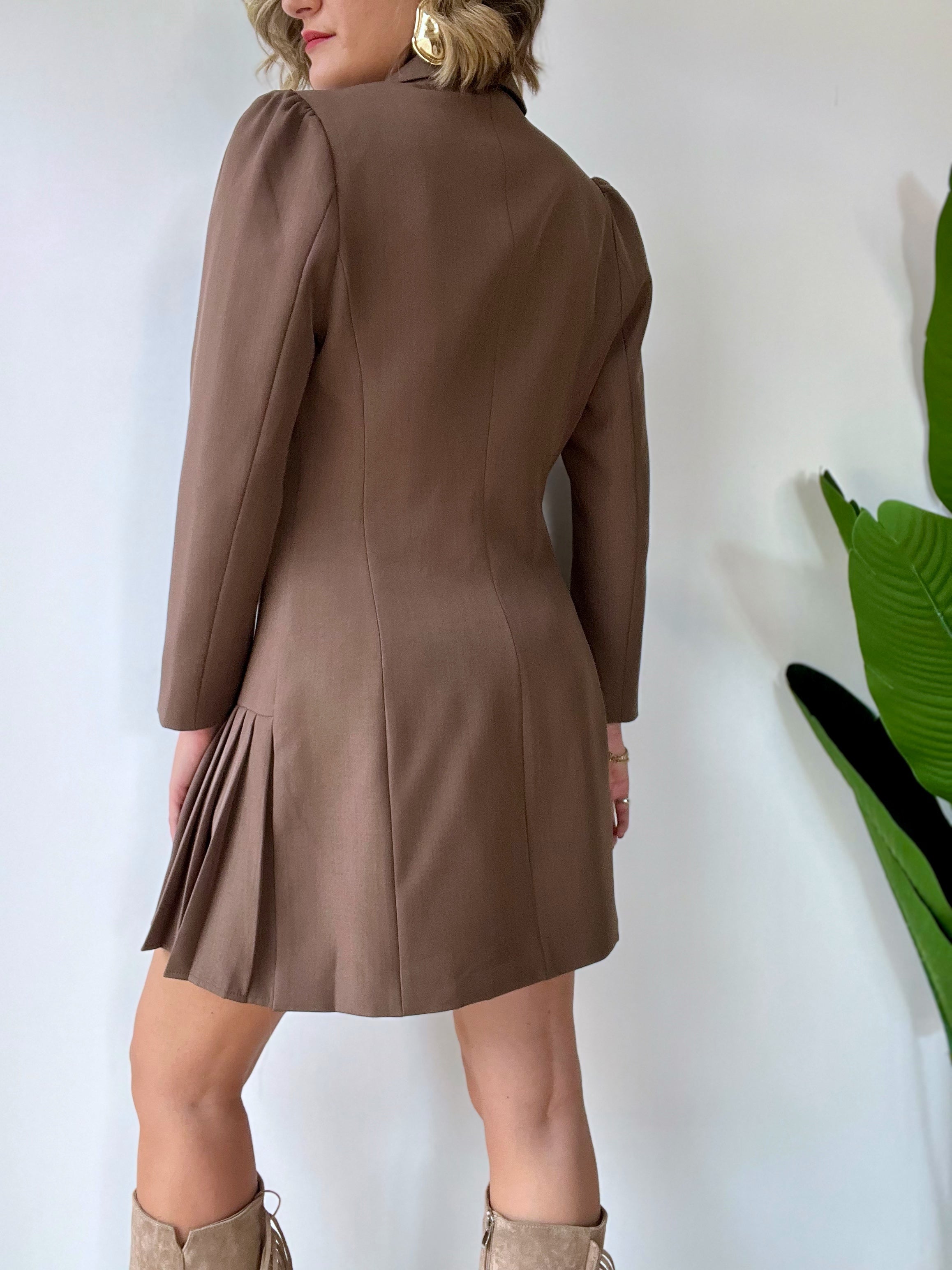 Abito giacca con finta gonna plissettata