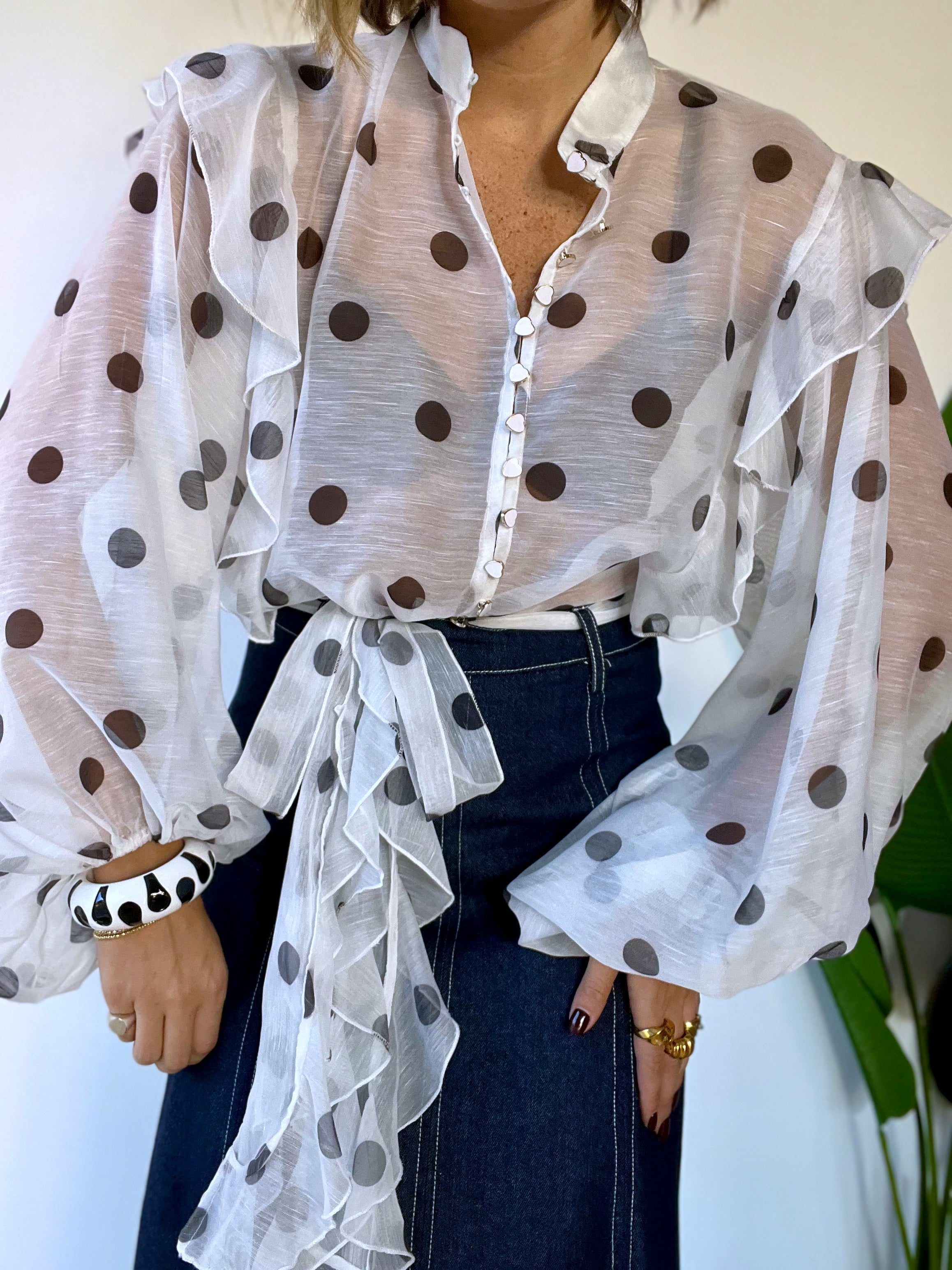 Camicia a pois semi-velata con maniche a palloncino