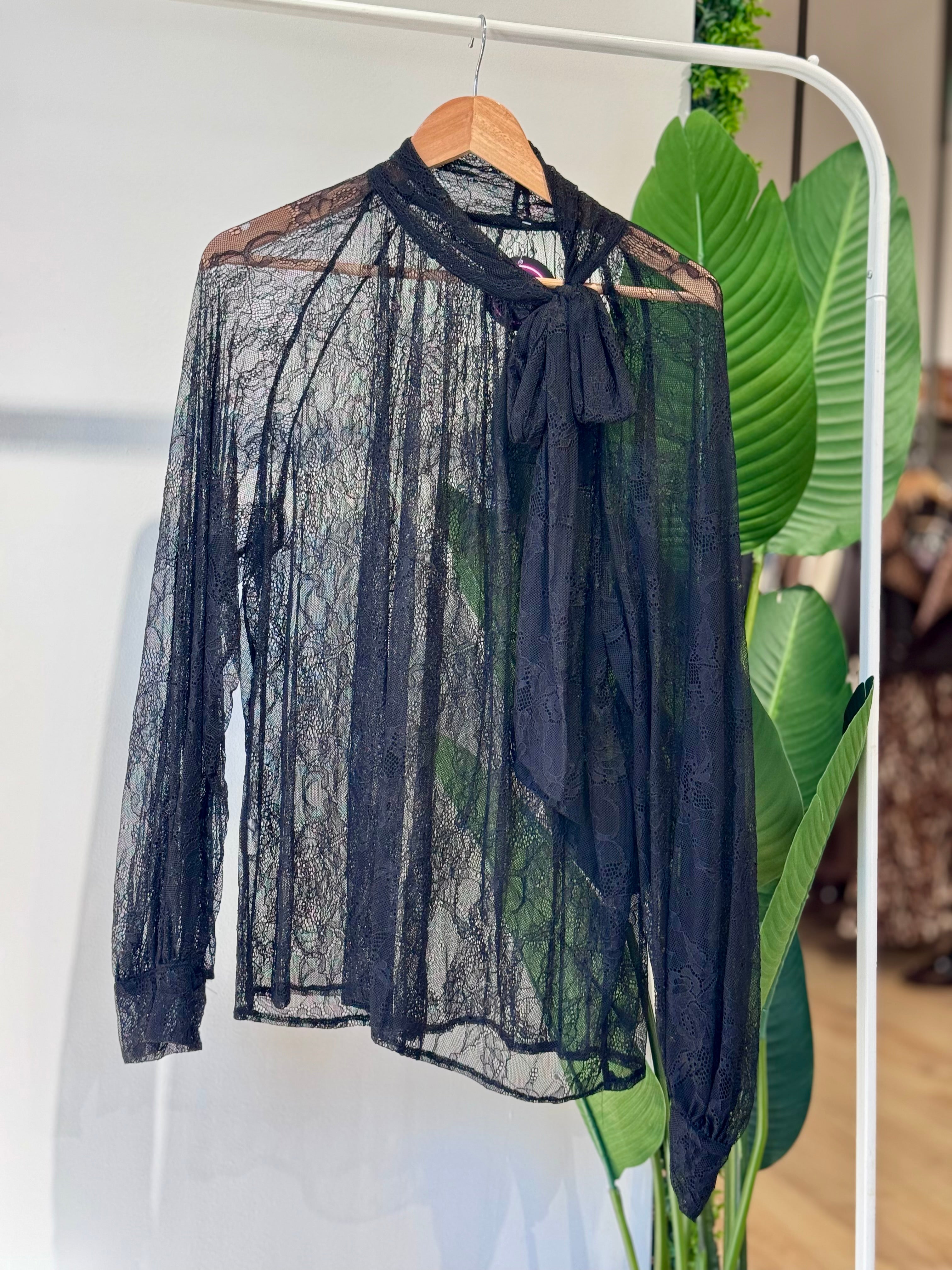 Camicia in pizzo con fiocco sul collo