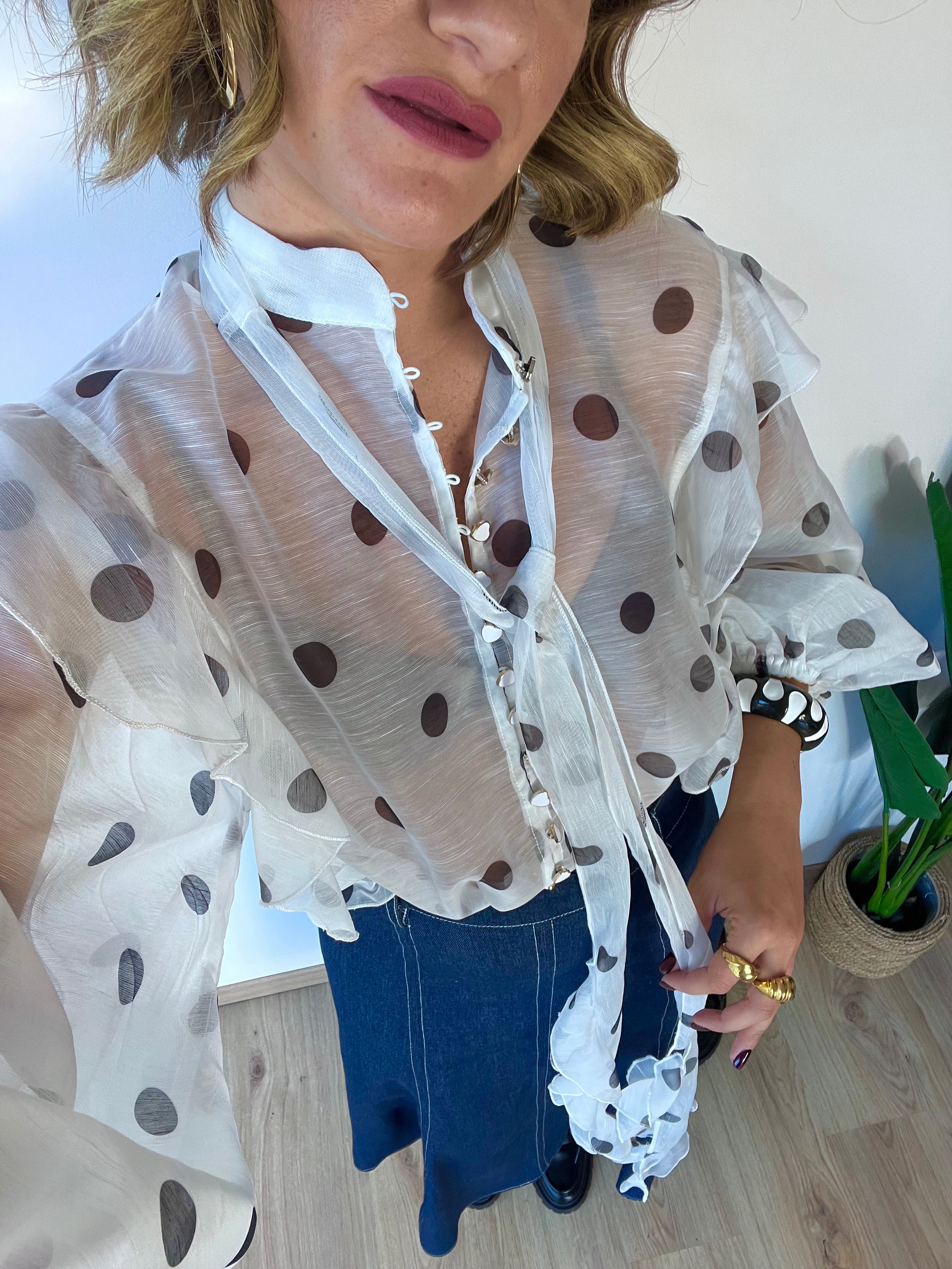 Camicia a pois semi-velata con maniche a palloncino
