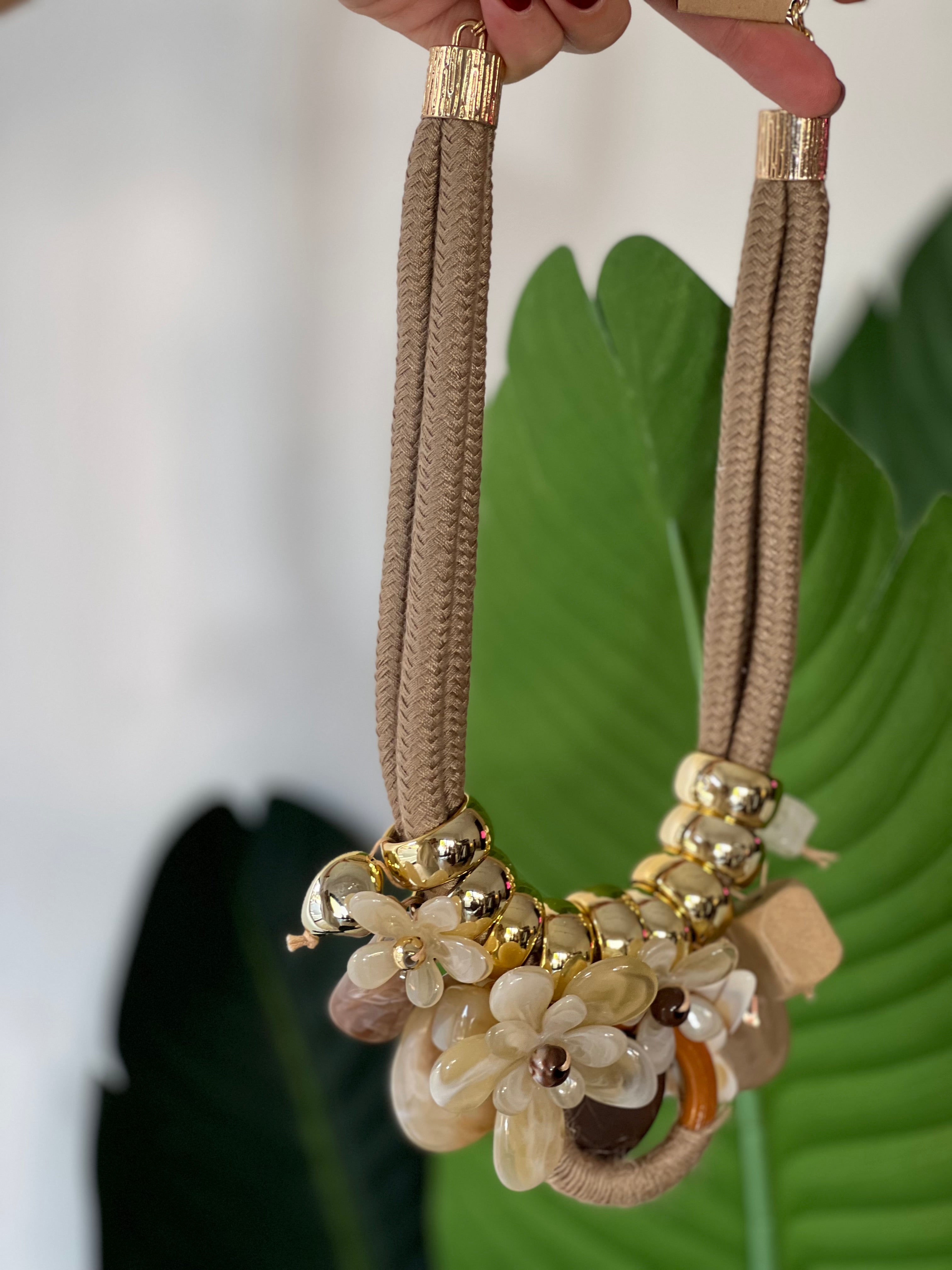 Collana beige in corda con ciondoli