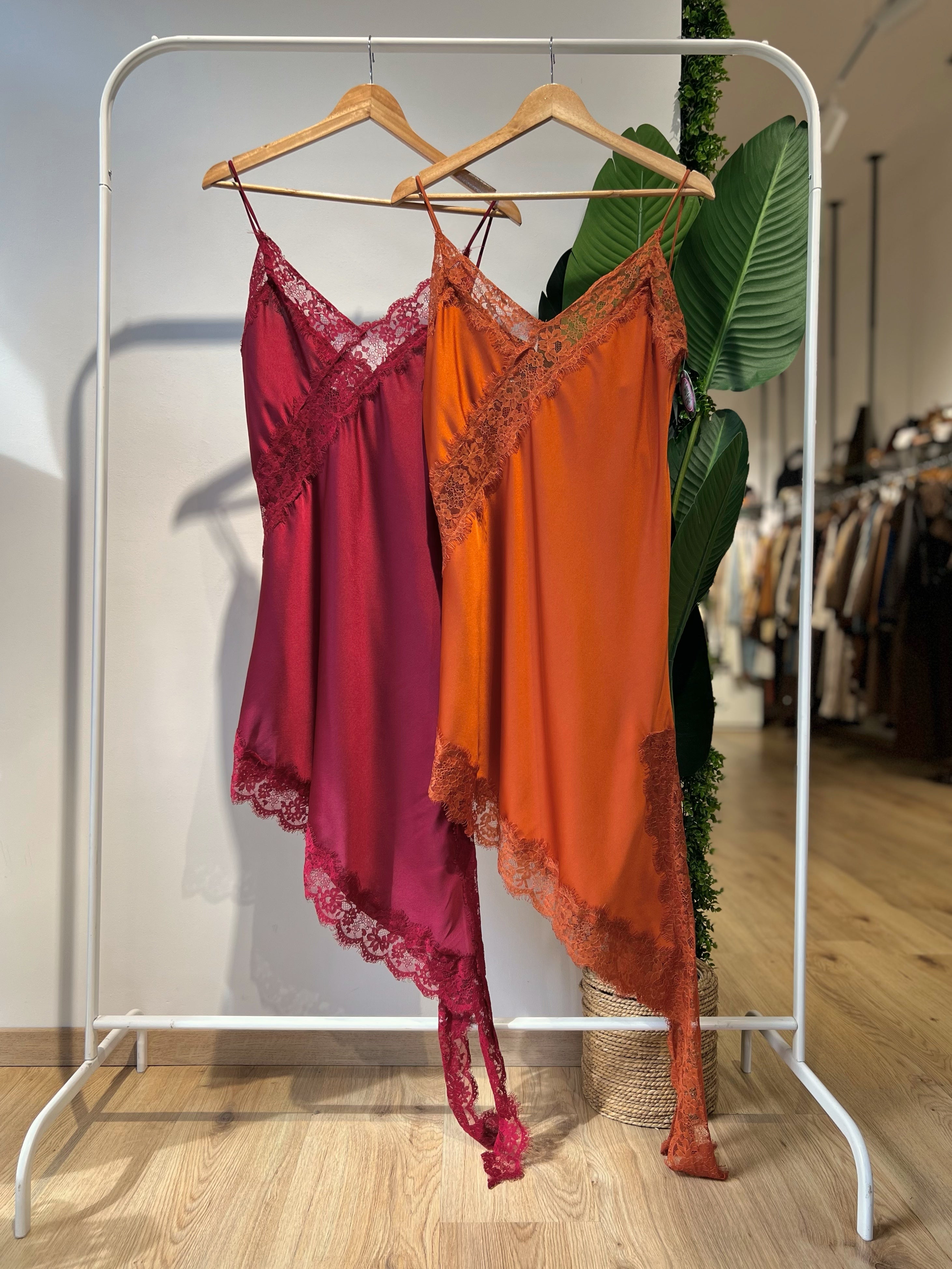 Top/vestito in raso assimetrico con pizzo