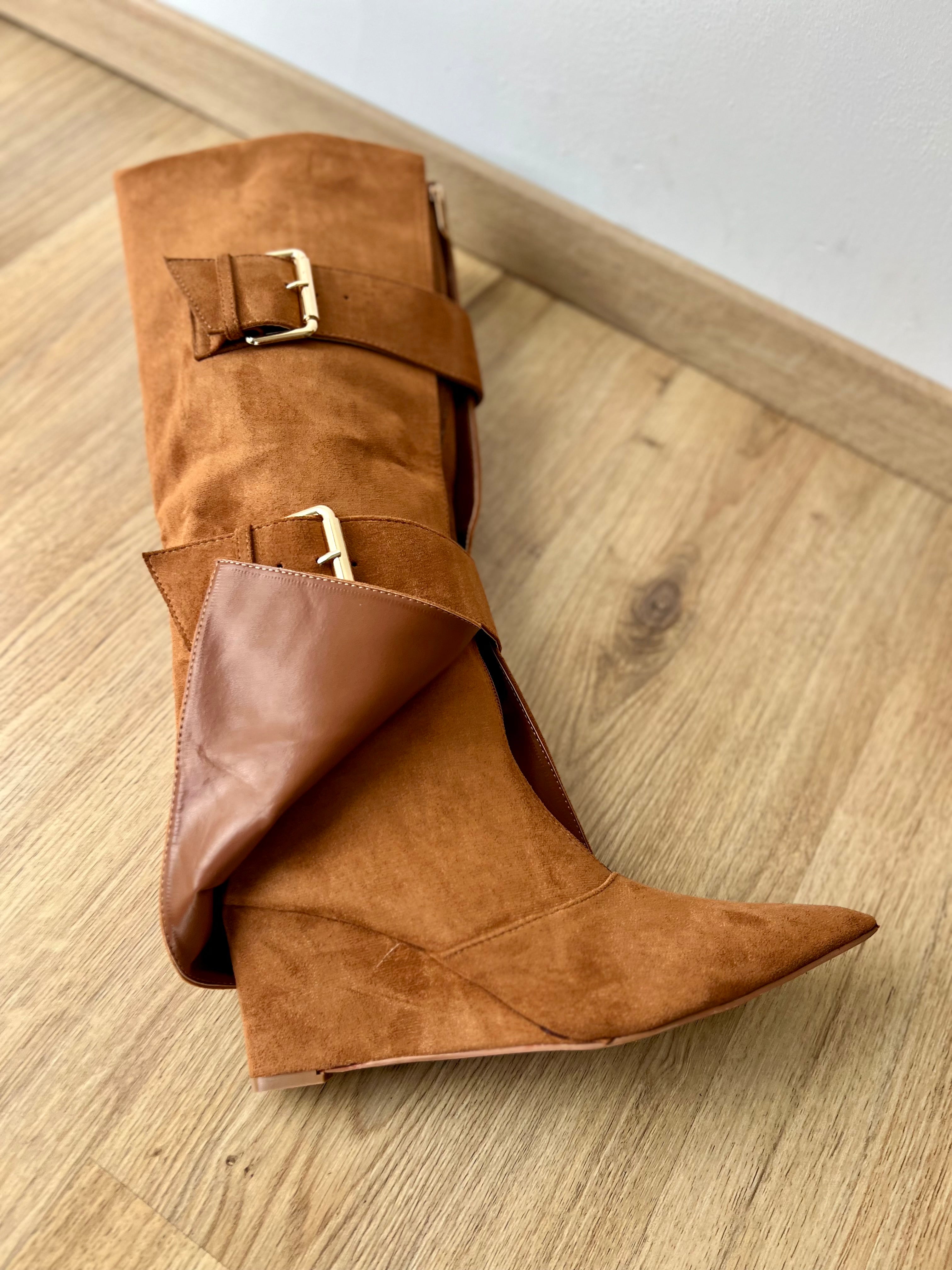 Stivale in camoscio cammello con fibie