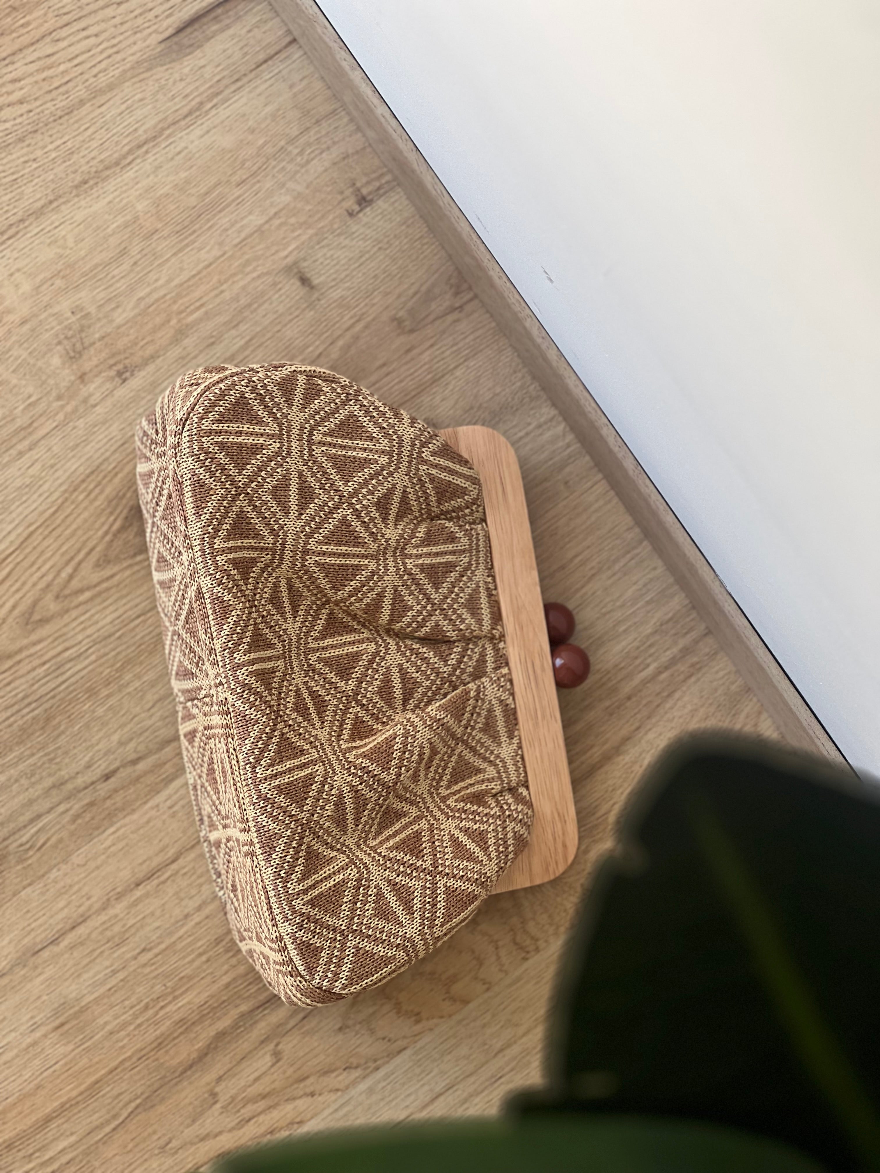 Pochette a fantasia con manico in legno