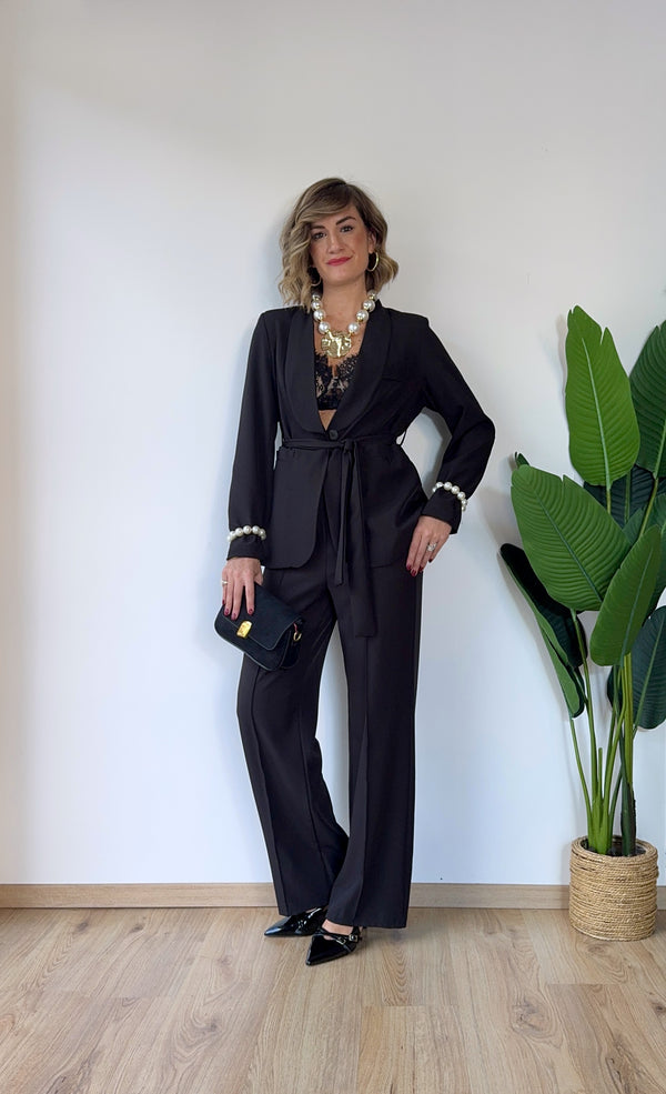 Tailleur nero con blazer kimono annodato