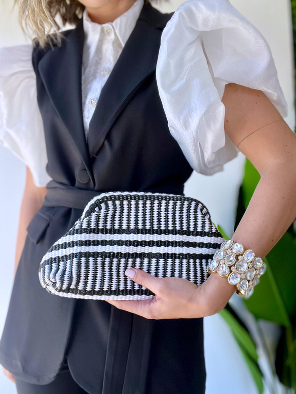 Pochette bianca e nera rigata
