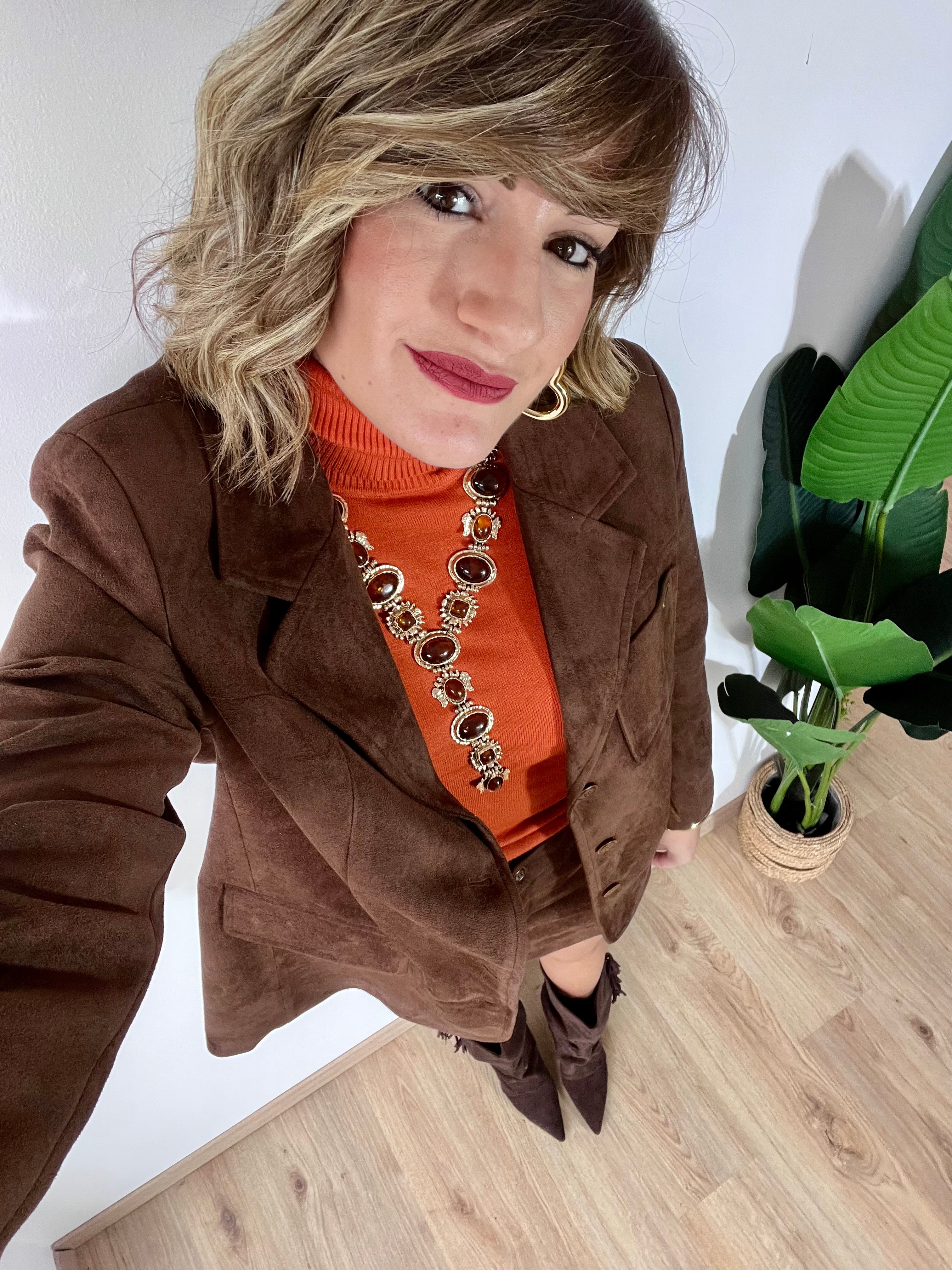 Collana scollo a V marrone