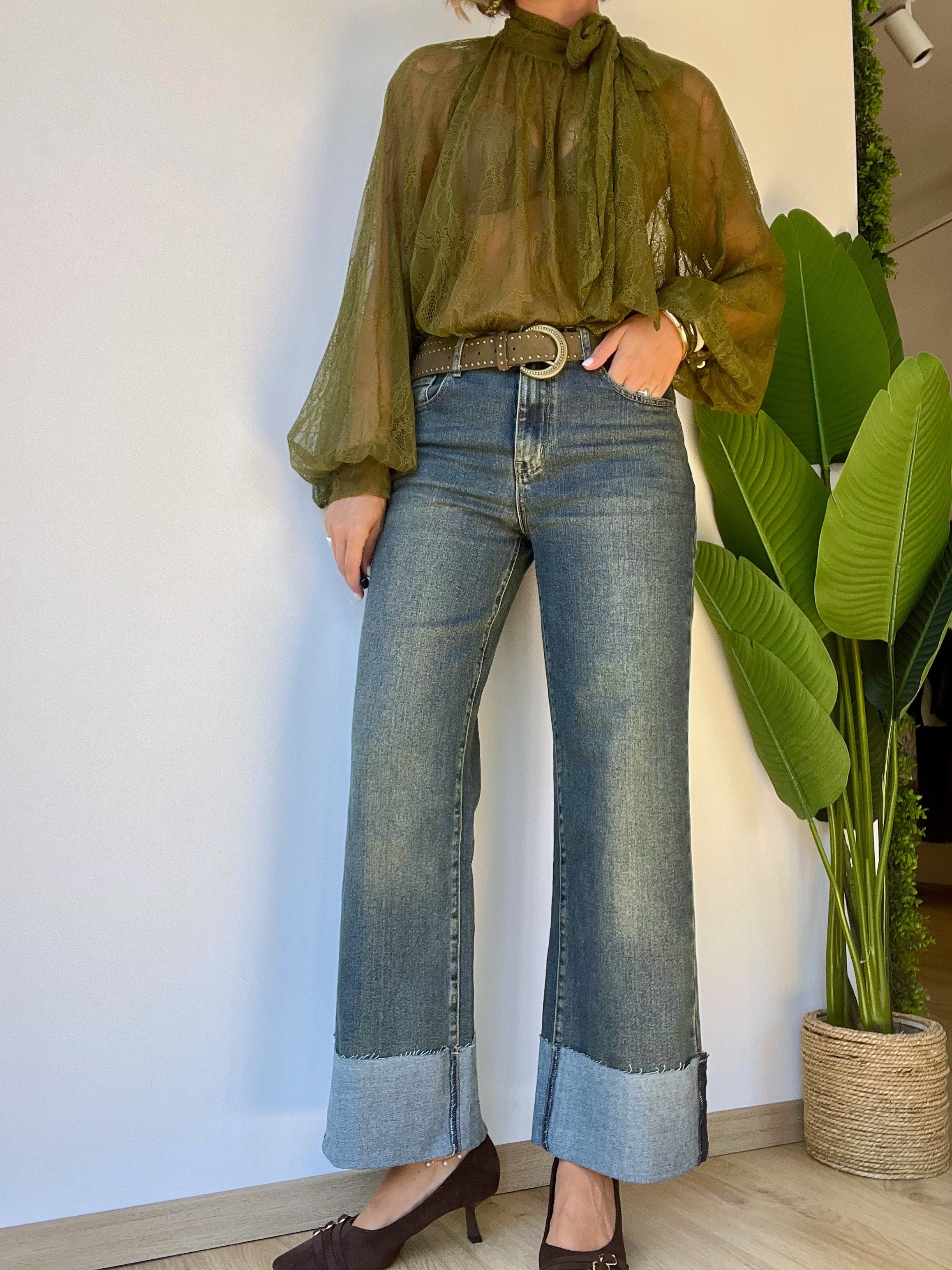 Jeans sabbiato con risvolto