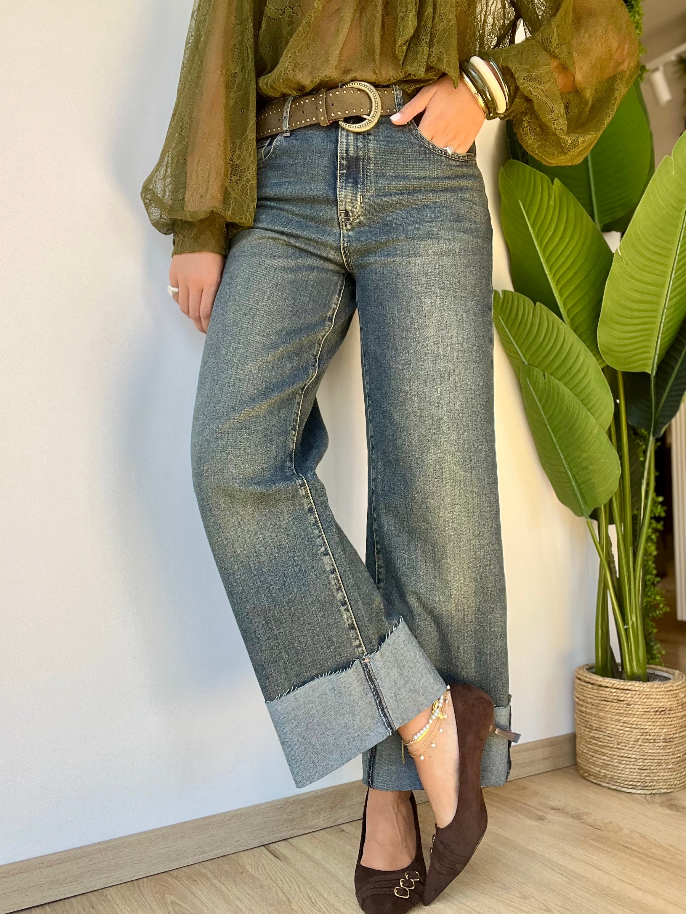 Jeans sabbiato con risvolto