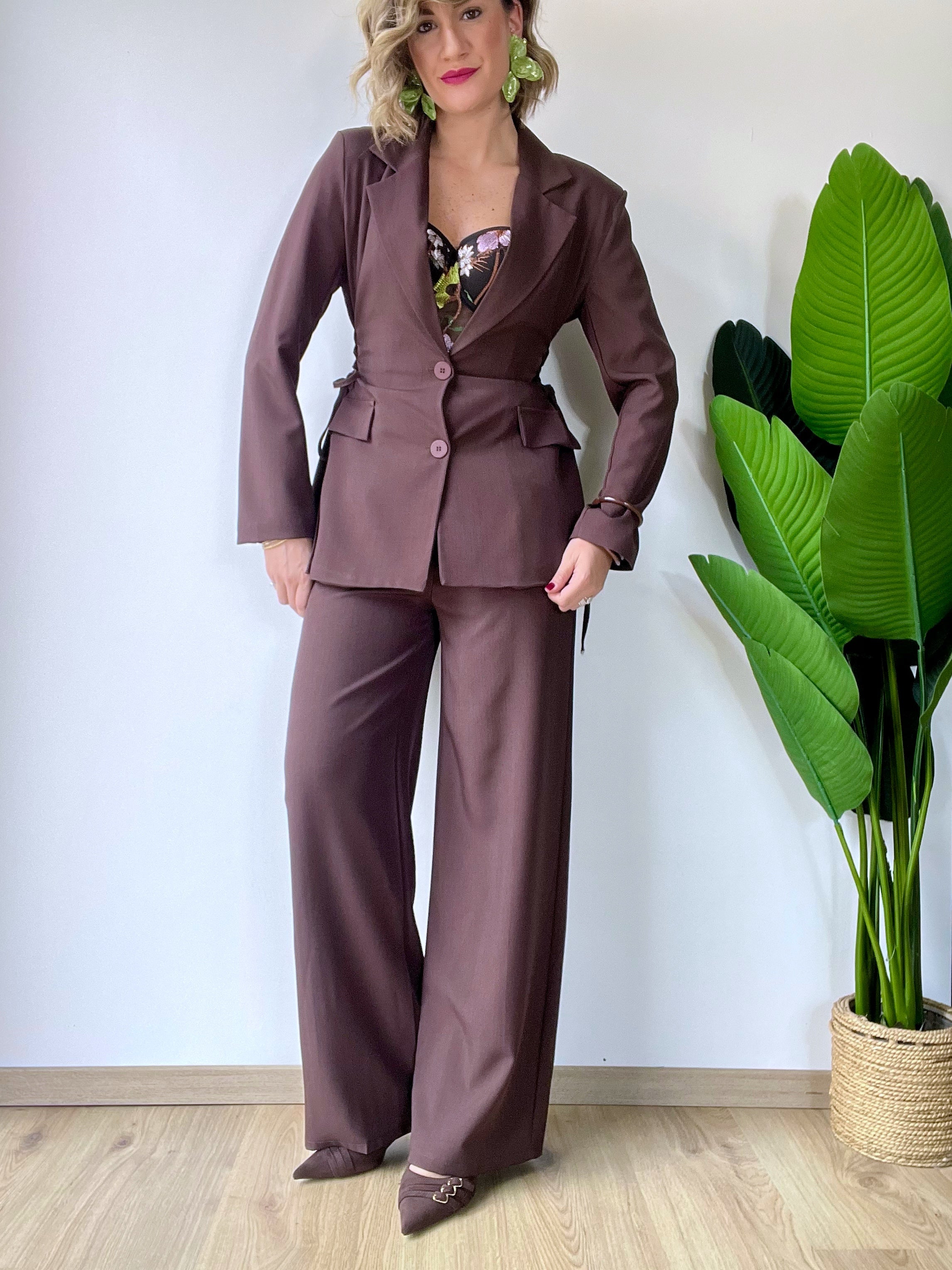 Tailleur marrone con stringhe laterali