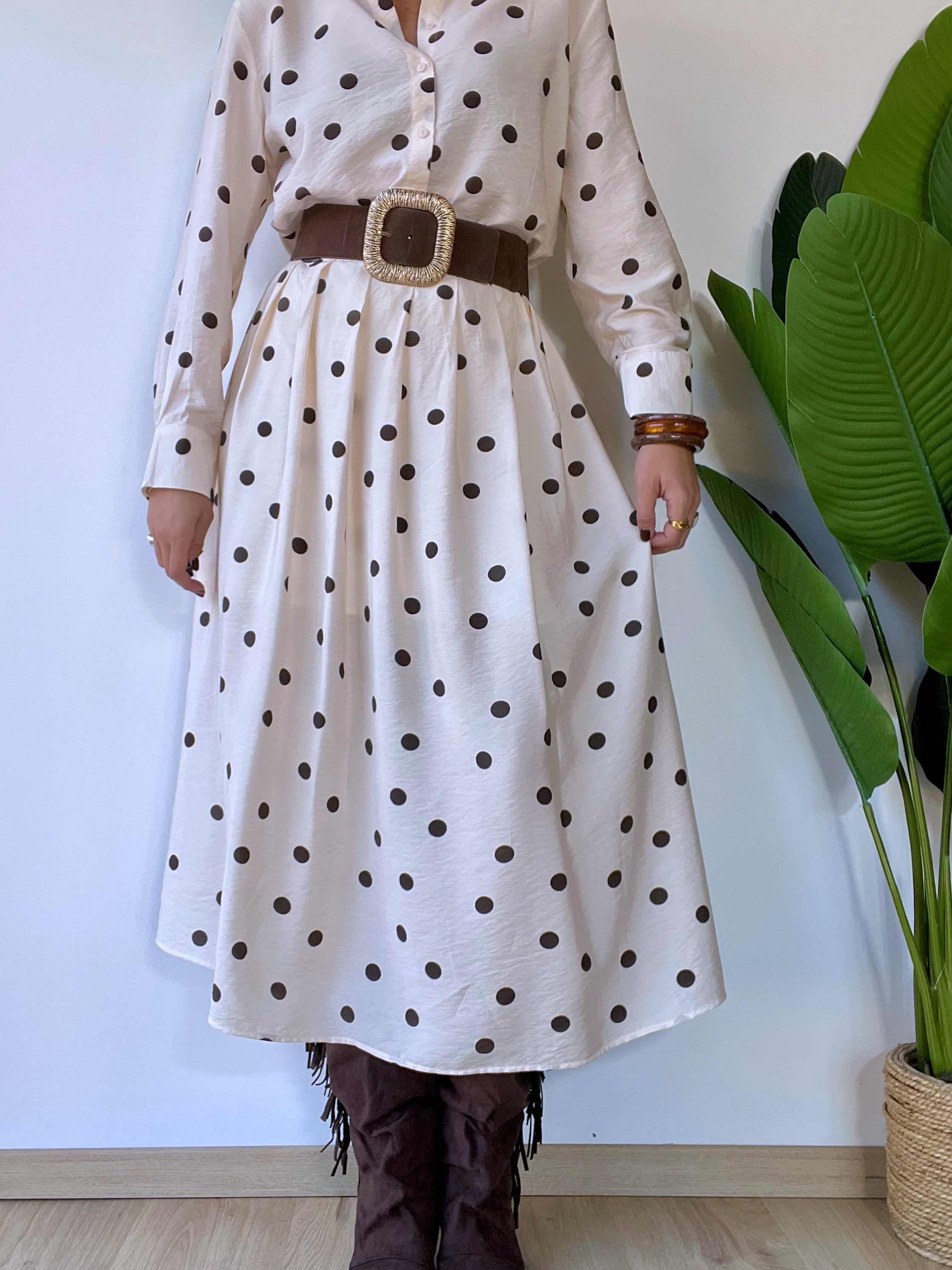 Coordinato beige con camicia e gonna a pois marrone