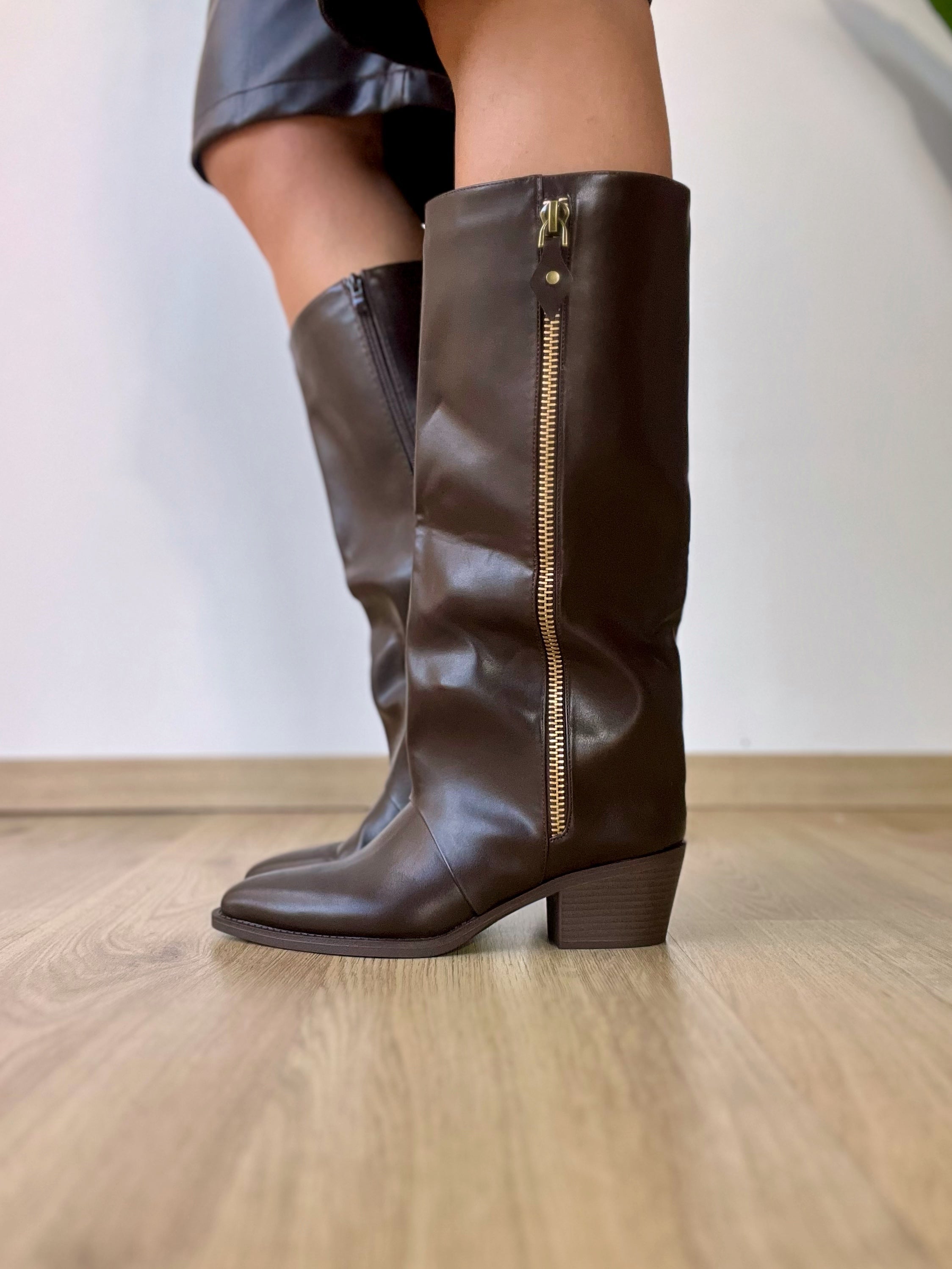 Texano in ecopelle con finta zip laterale