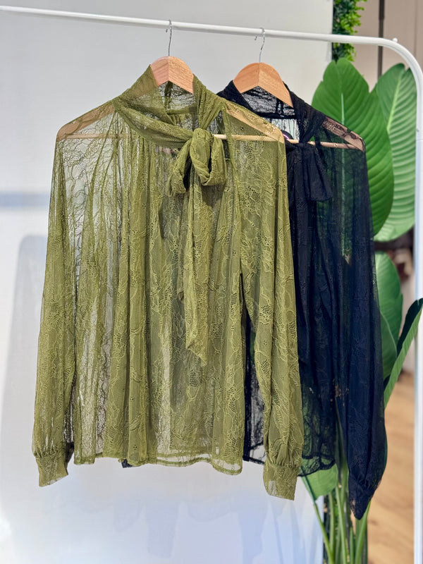 Camicia in pizzo con fiocco sul collo